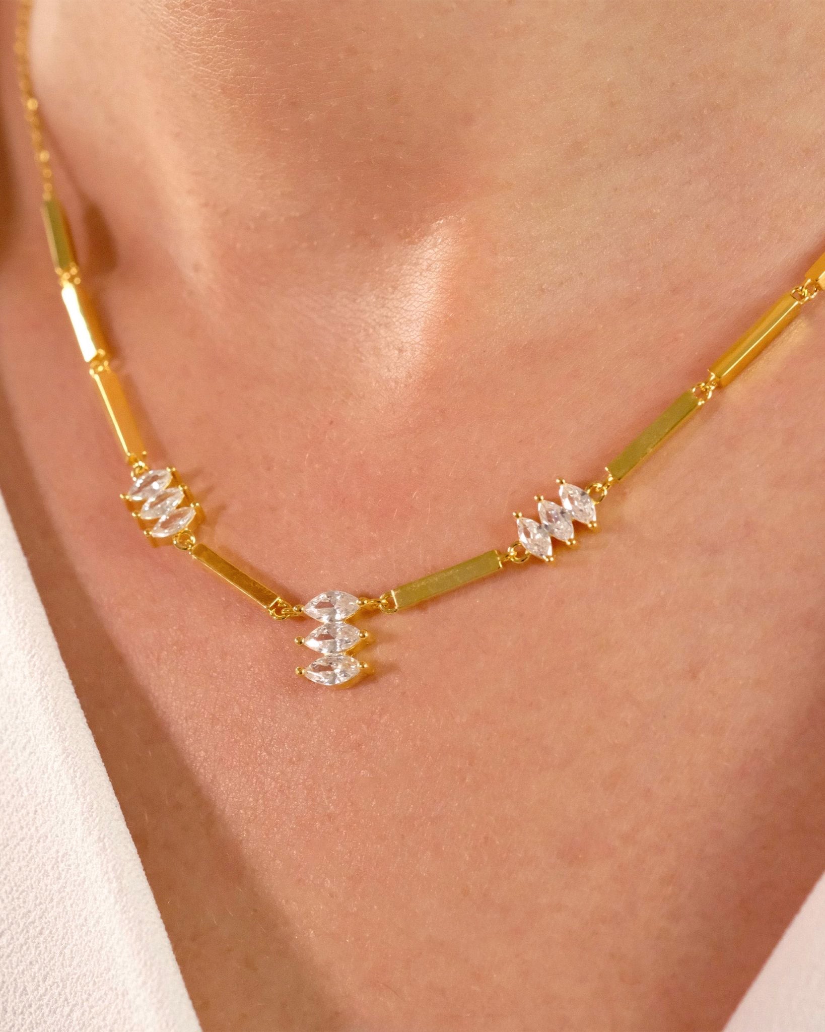 Moira White Halskette von Cosytas, feine Kette aus 18k Gold Vermeil auf 925 Silber, glänzend und modern am Dekolleté.