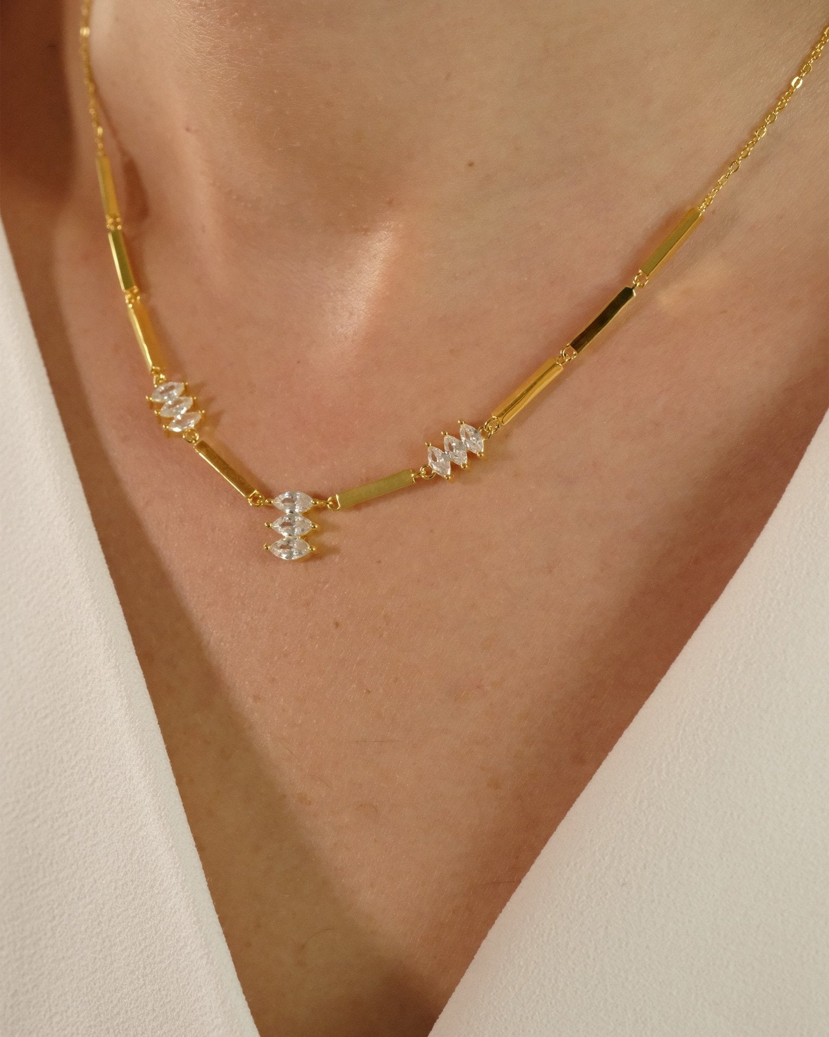 Detailaufnahme Halsbereich von Moira White Halskette von Cosytas, stilvolle Kette aus 18k Gold Vermeil auf 925 Silber