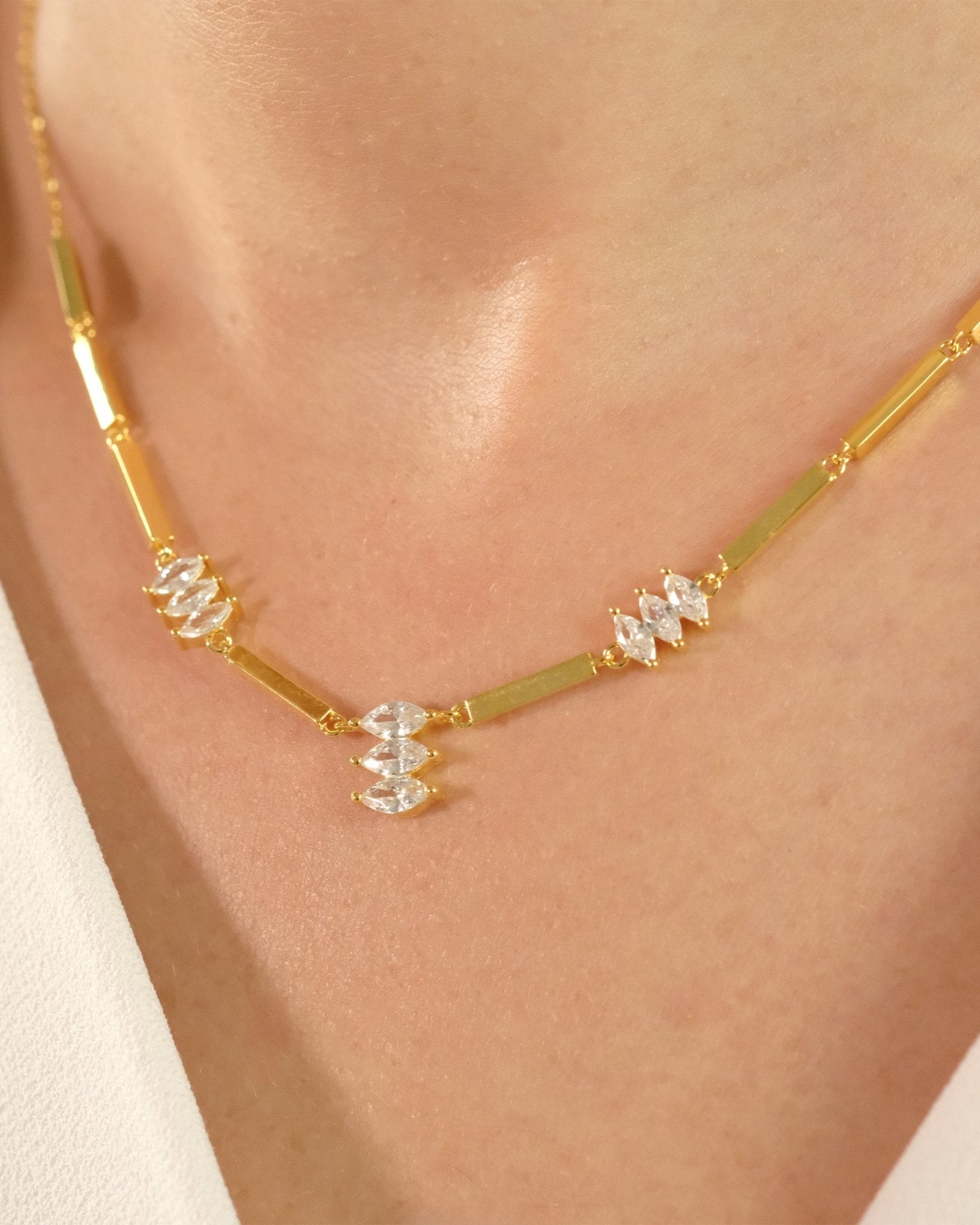 Moira White Halskette von Cosytas, feine Kette aus 18k Gold Vermeil auf 925 Silber, glänzend und modern am Dekolleté.