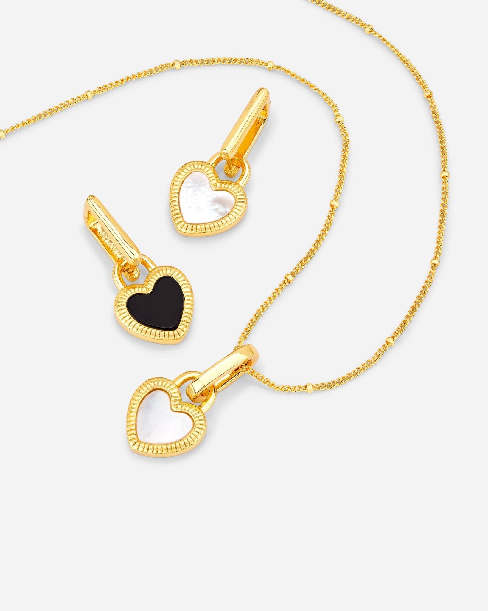 Reverie Duo Set mit Halskette und Ohrringen, hochwertige Metalllegierung, 18k vergoldet, wendbares Herzdesign in Zürich