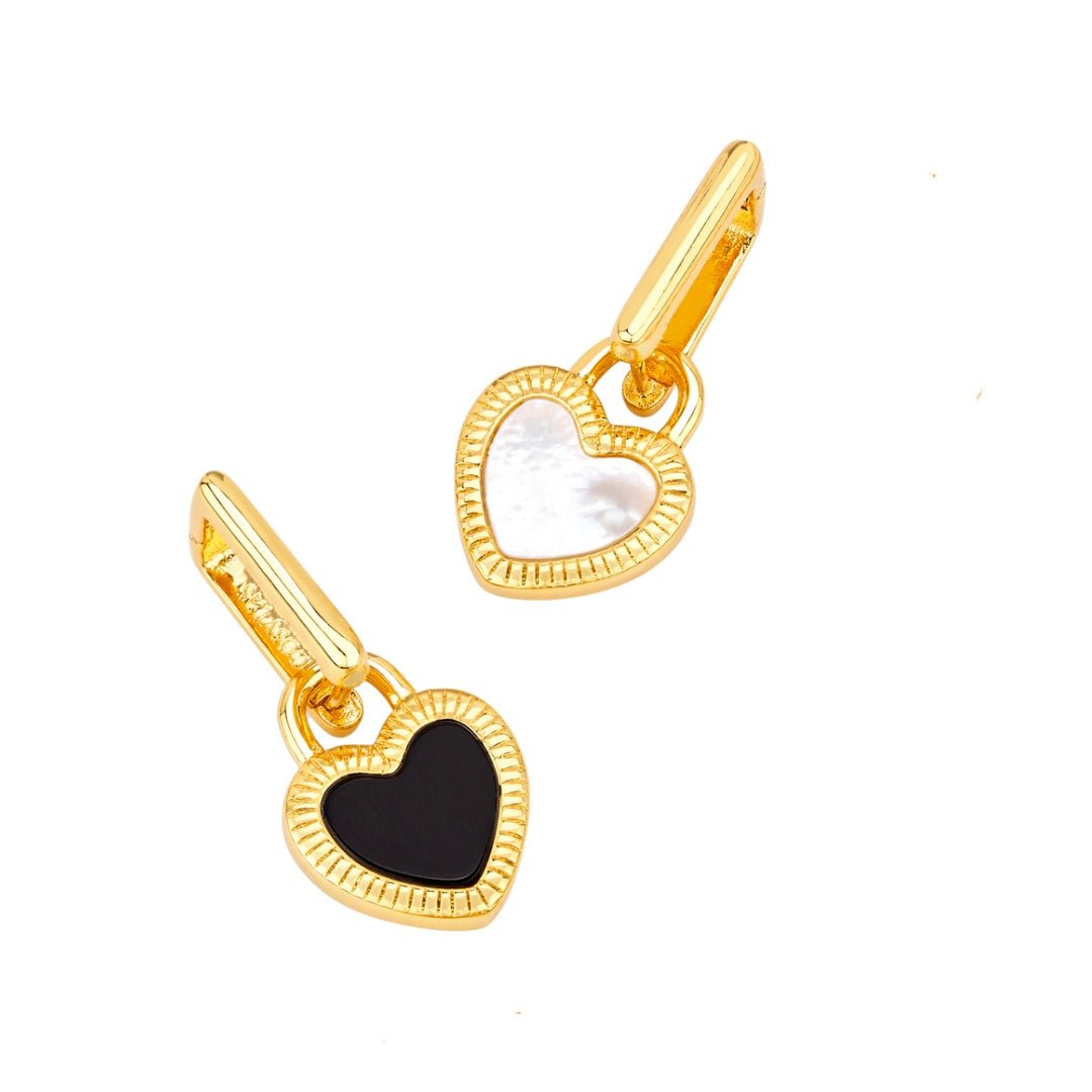 Cosytas Reverie Herzanhänger-Set in Gold mit schwarzem Onyx und weissem Perlmutt – elegantes Duo für vielfältige Looks