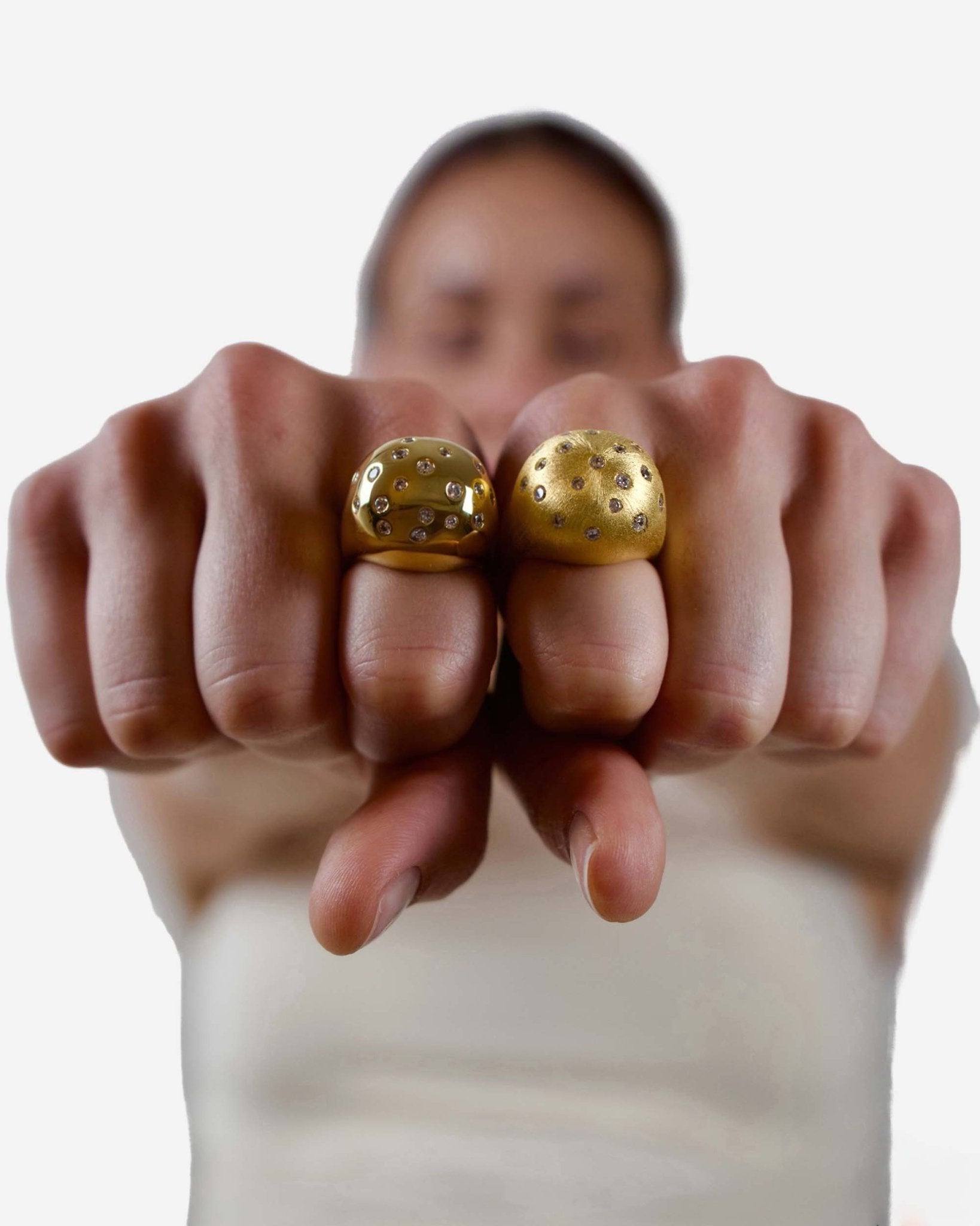 Roca Gleam Ring – Nahaufnahme am Finger, vergoldetes Metall mit Strukturdesign, Cosytas