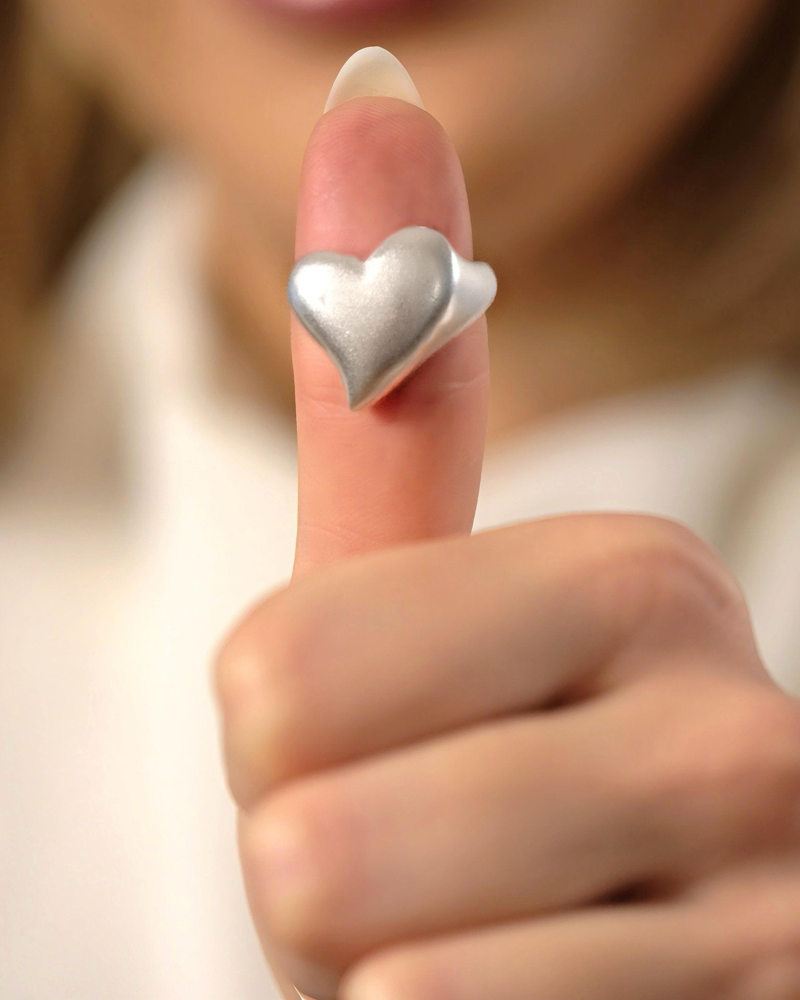 Silver Amore Ring aus 925 Silber als symbolisches Schmuckstück, zeitlose Liebe interpretiert von Cosytas