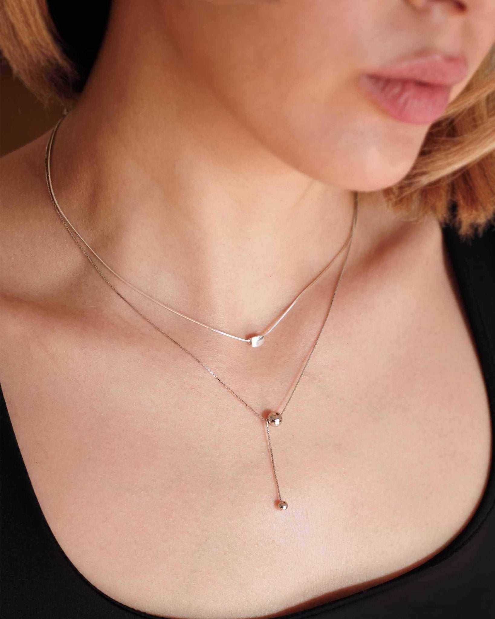 Silver Balance Halskette von Cosytas, Schmuckmarke aus Zürich, reines 925 Silber, elegant am Dekolleté getragen