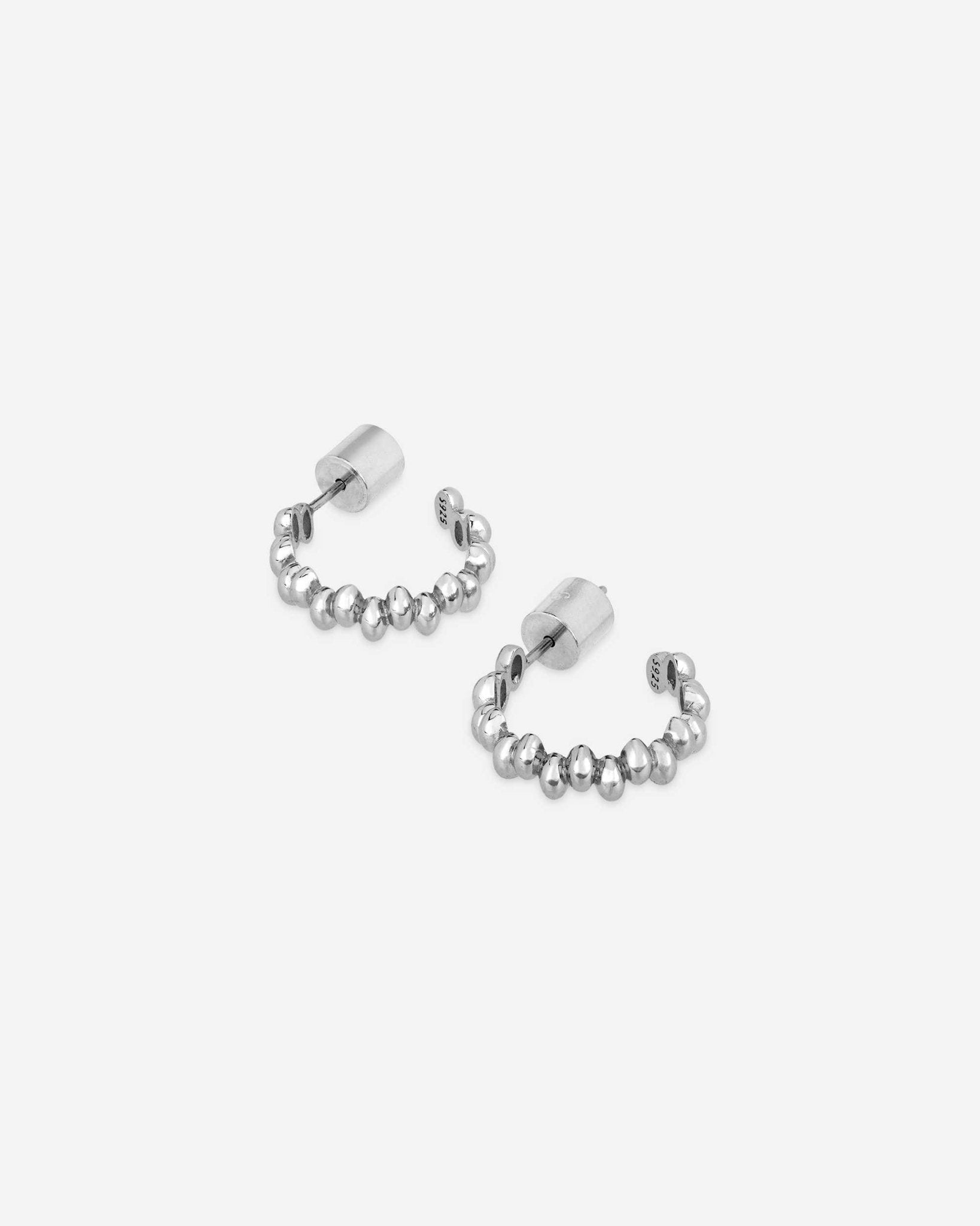Naheaufnahme der Cosytas Silver Bead Hoops aus 925er Sterling-Silber