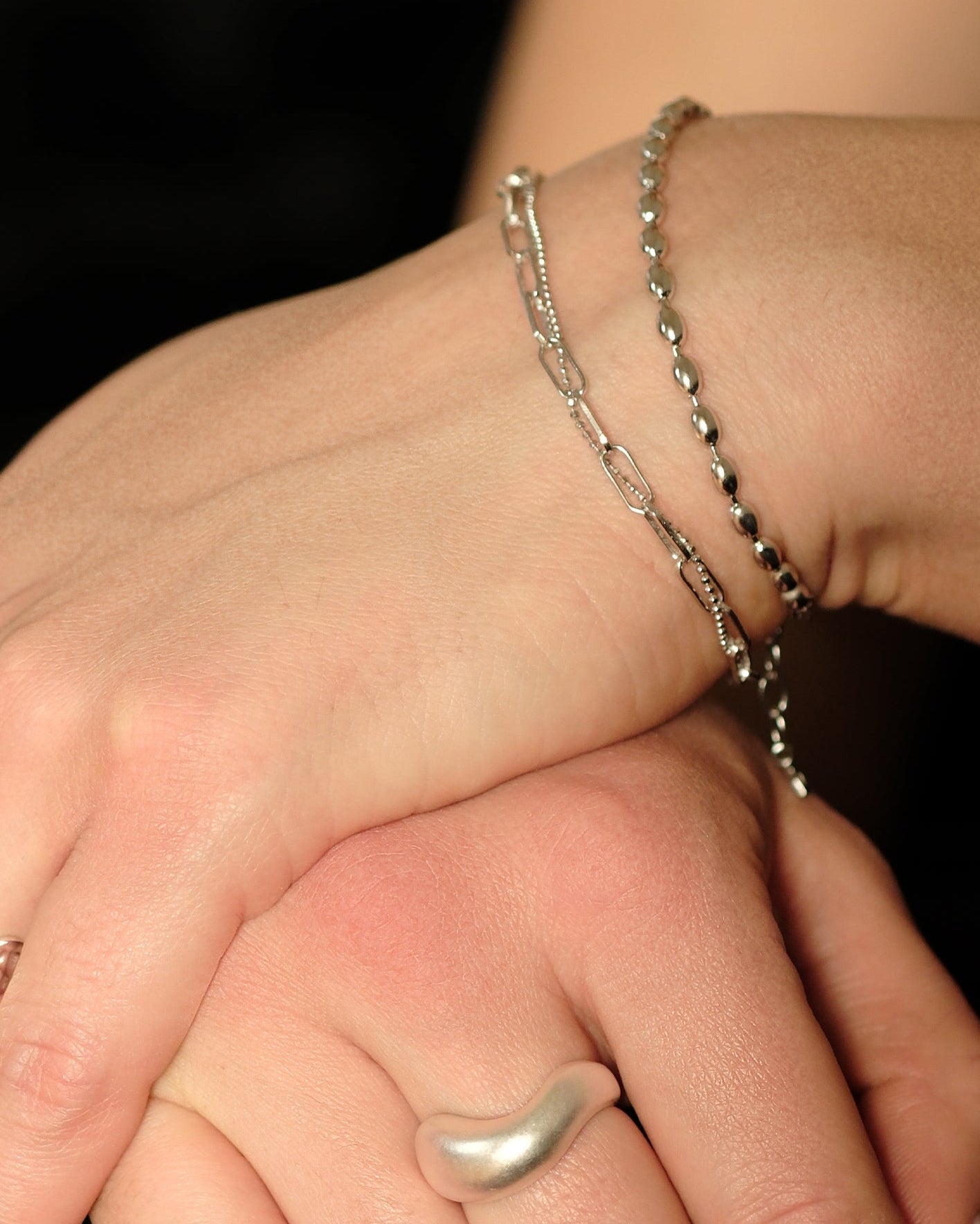 Silver Drops Armband von Cosytas, Schmuckmarke aus Zürich, reines 925 Silber, elegant am Handgelenk getragen