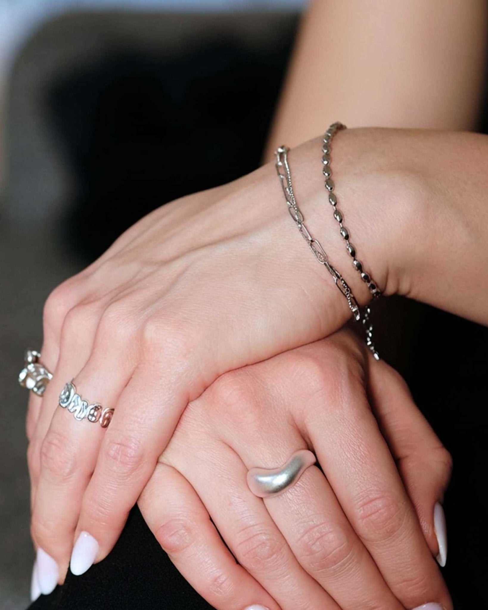 Silver Duo Armband von Cosytas, Schmuckmarke aus Zürich, reines 925 Silber, modern am Handgelenk getragen