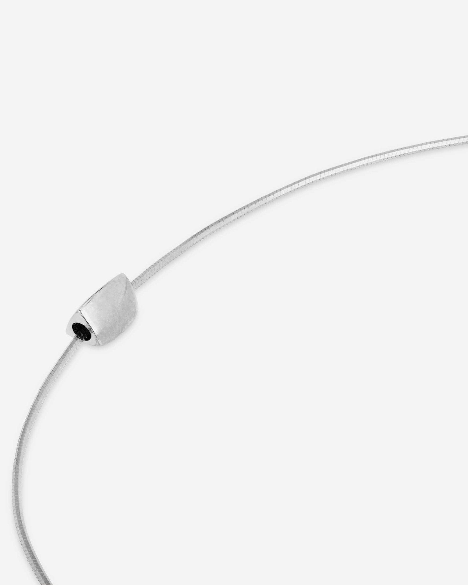 Detail der Silver Essence Halskette von Cosytas, Schmuckmarke aus Zürich, reines 925 Silber, schlanker Verschluss