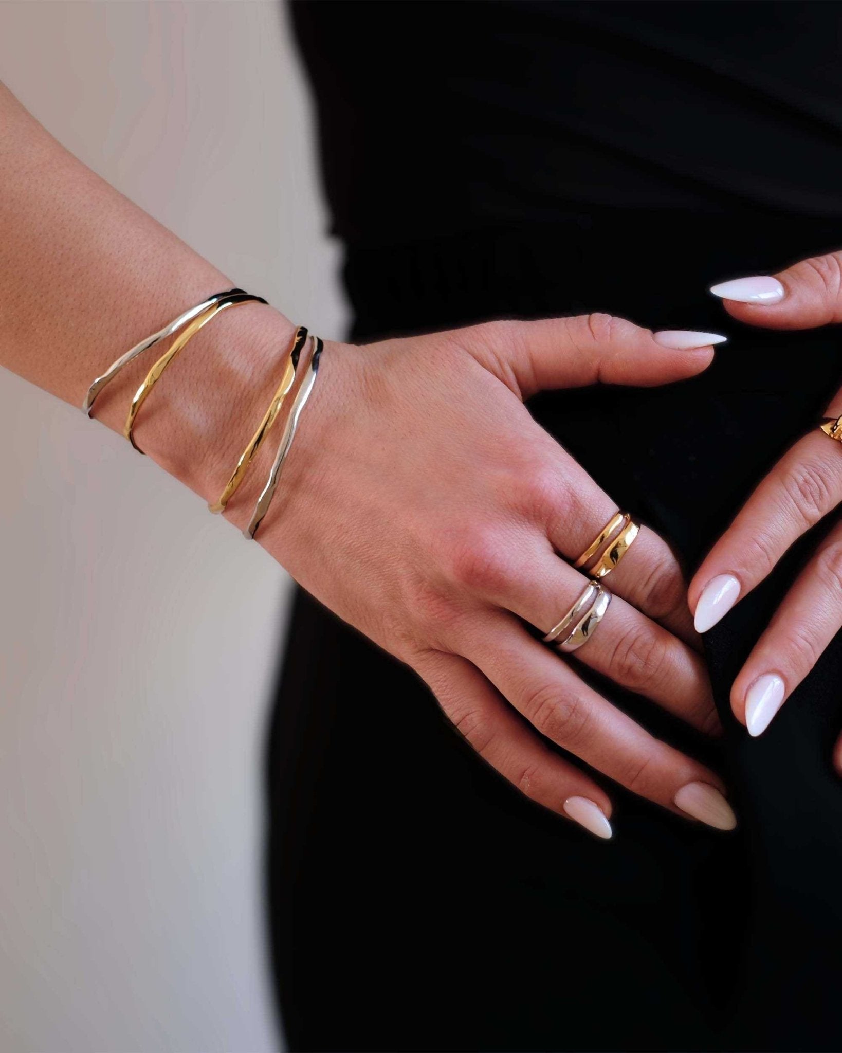 Silver Flow Armband von Cosytas, Schmuckmarke aus Zürich, reines 925 Silber, modern und elegant am Handgelenk