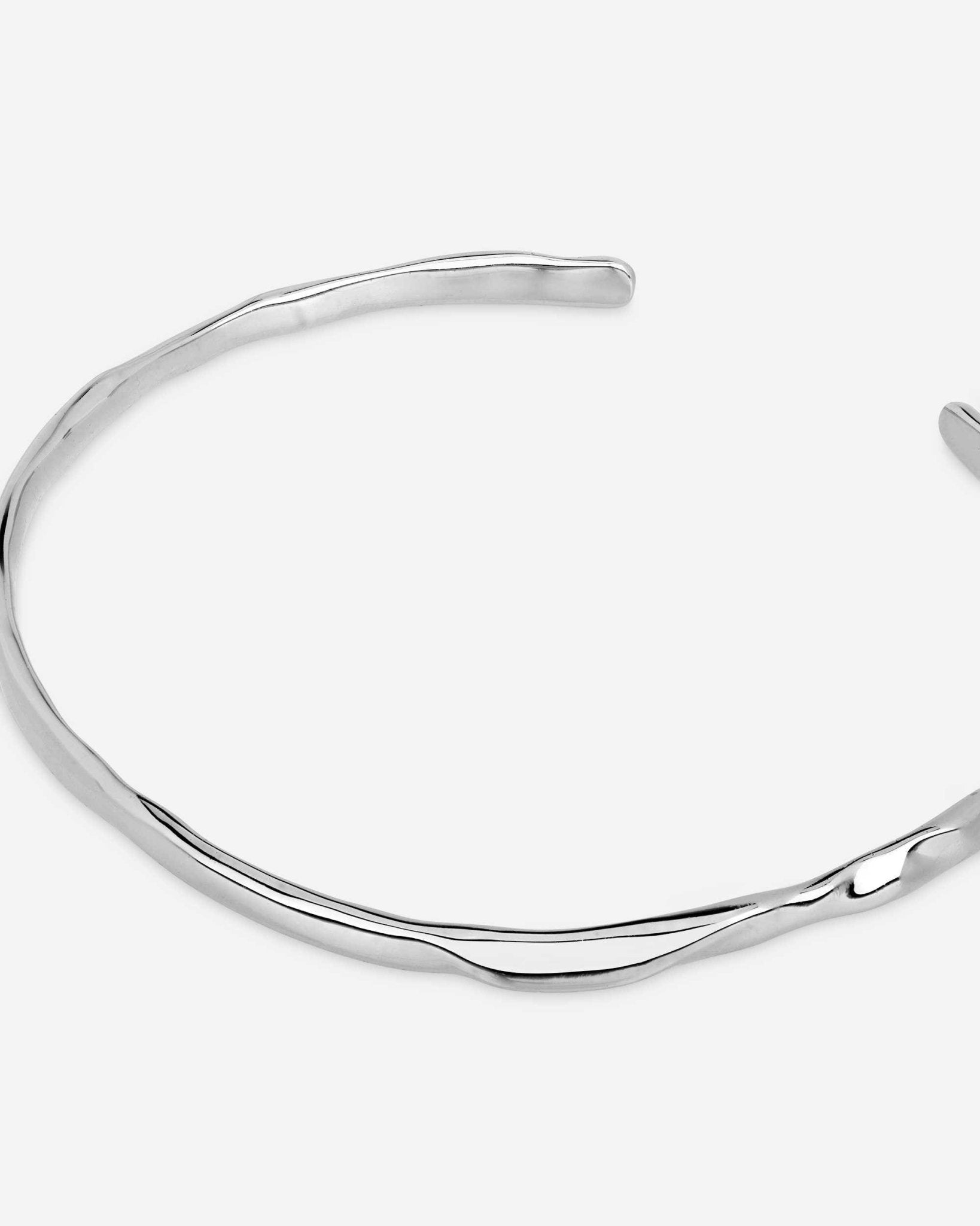 Detail des Silver Flow Armbands von Cosytas, Schmuckmarke aus Zürich, reines 925 Silber, skulpturale Form