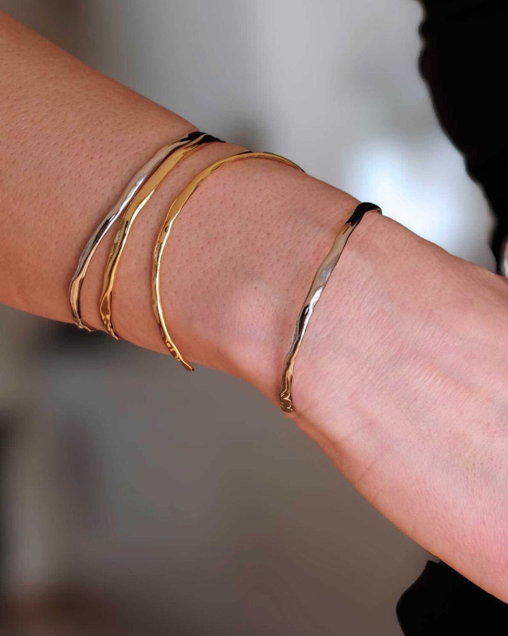 Silver Flow Armband von Cosytas, Schmuckmarke aus Zürich, reines 925 Silber, stilvoll im Alltag getragen