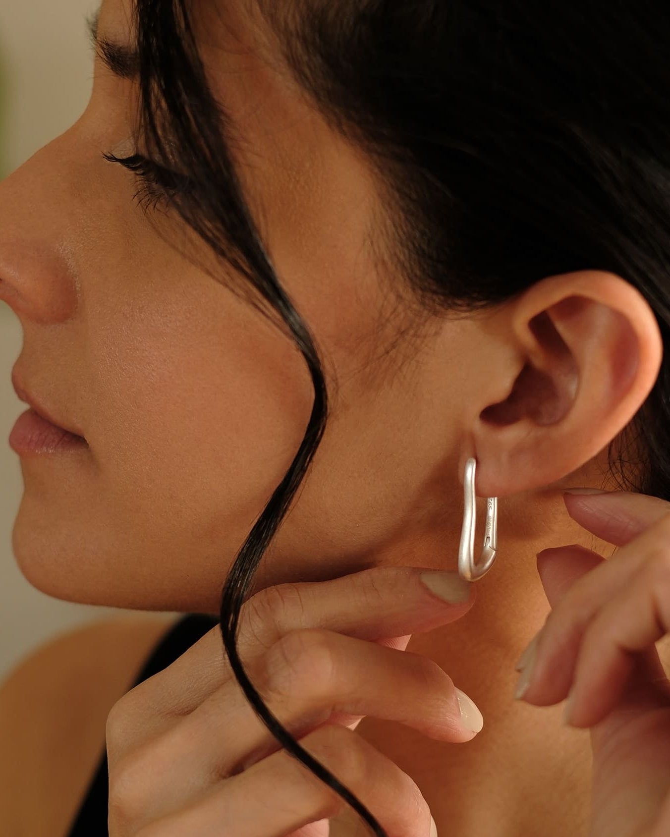 Silver Flow Drop Ohrringe aus 925 Sterling Silber getragen am Ohr, minimalistischer Ohrschmuck von Cosytas Zürich