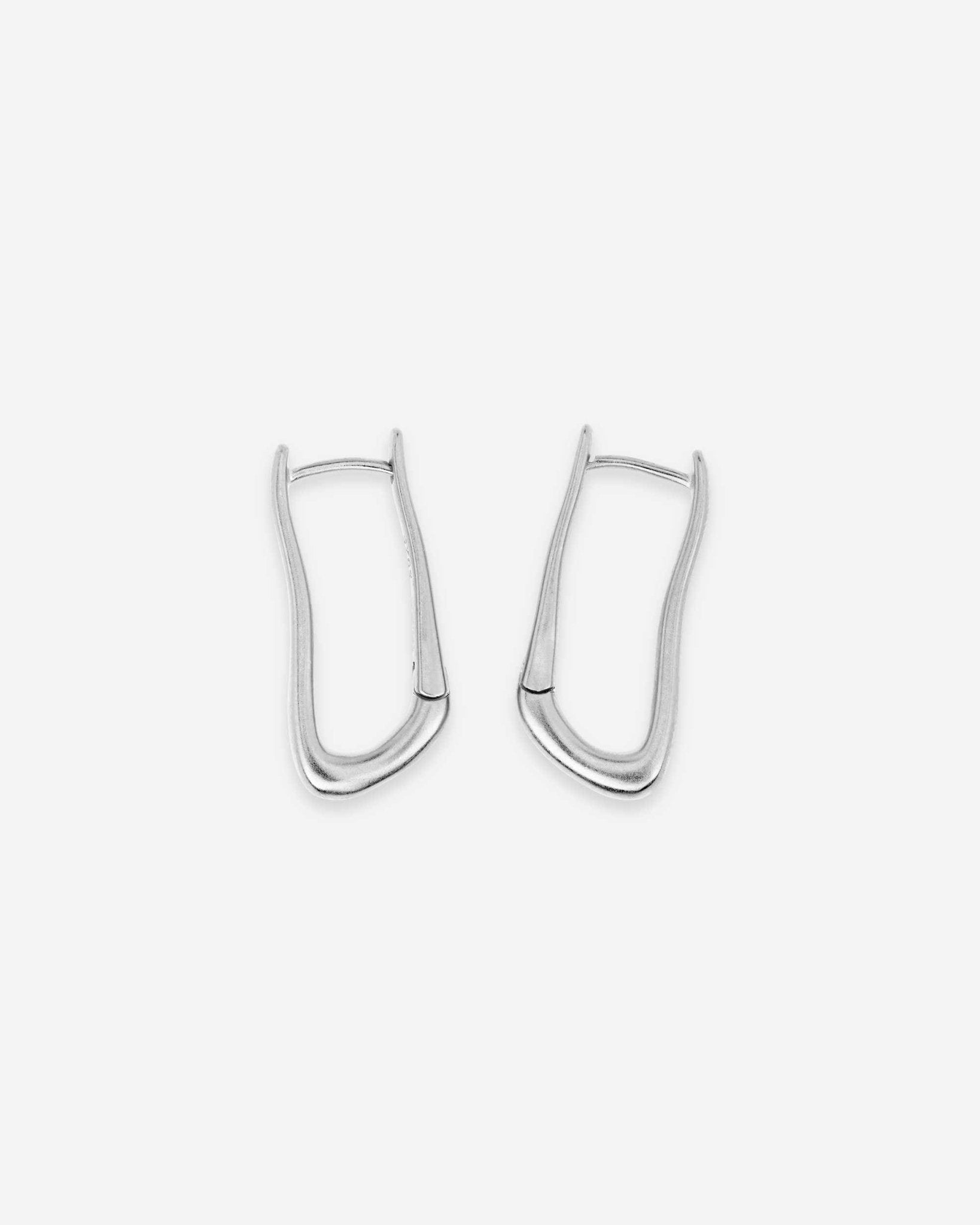 Frontansicht der Cosytas Silver Flow Drop Ohrringe aus 925er Sterling-Silber