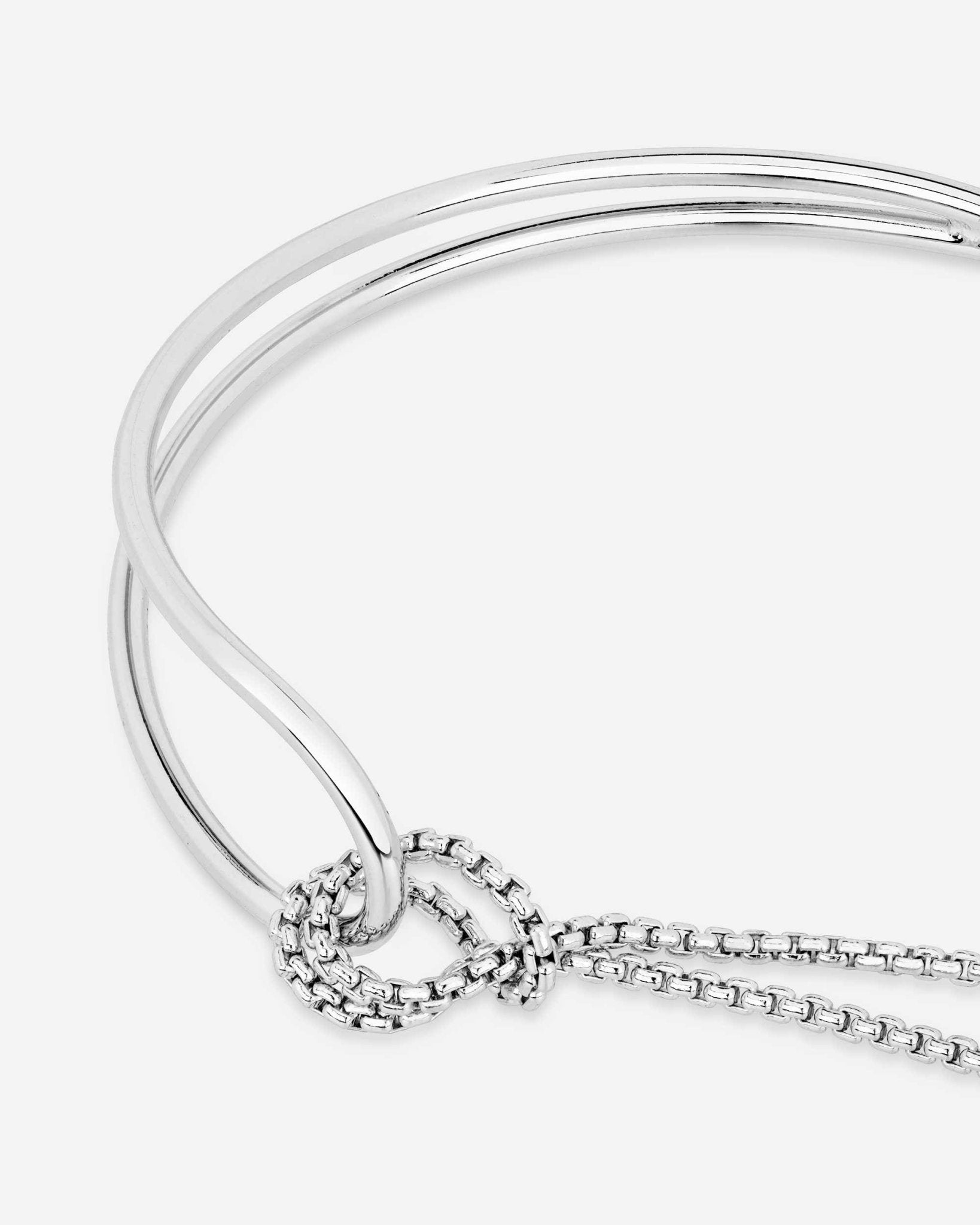 Nahaufnahme des Silver Harmony Armbands von Cosytas mit Fokus auf den filigranen Knoten und die polierten Silberbänder