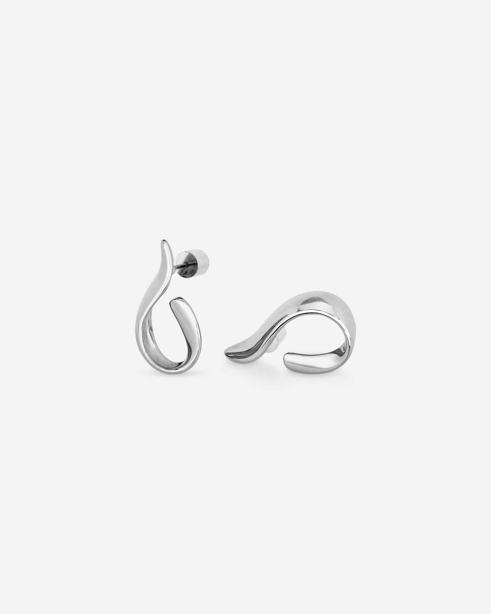 Detailansicht der Cosytas Silver Wave Hoops, gefertigt aus 925er Sterling-Silber
