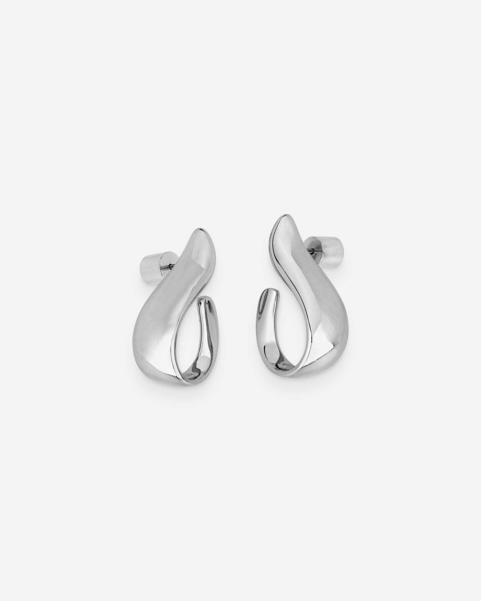 Frontansicht der Cosytas Silver Wave Hoops aus 925er Sterling-Silber