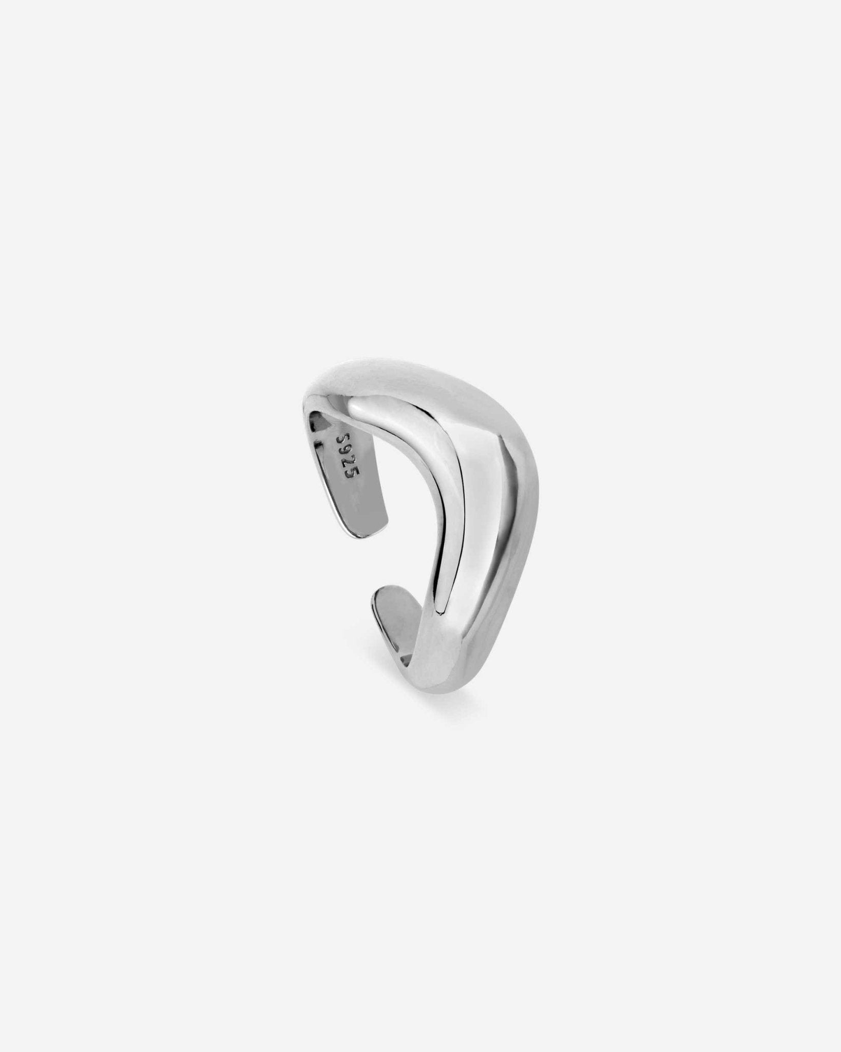 Frontansicht des Cosytas Silver Wave Rings aus 925er Sterling-Silber mit asymmetrischem, offenem Wellen-Design