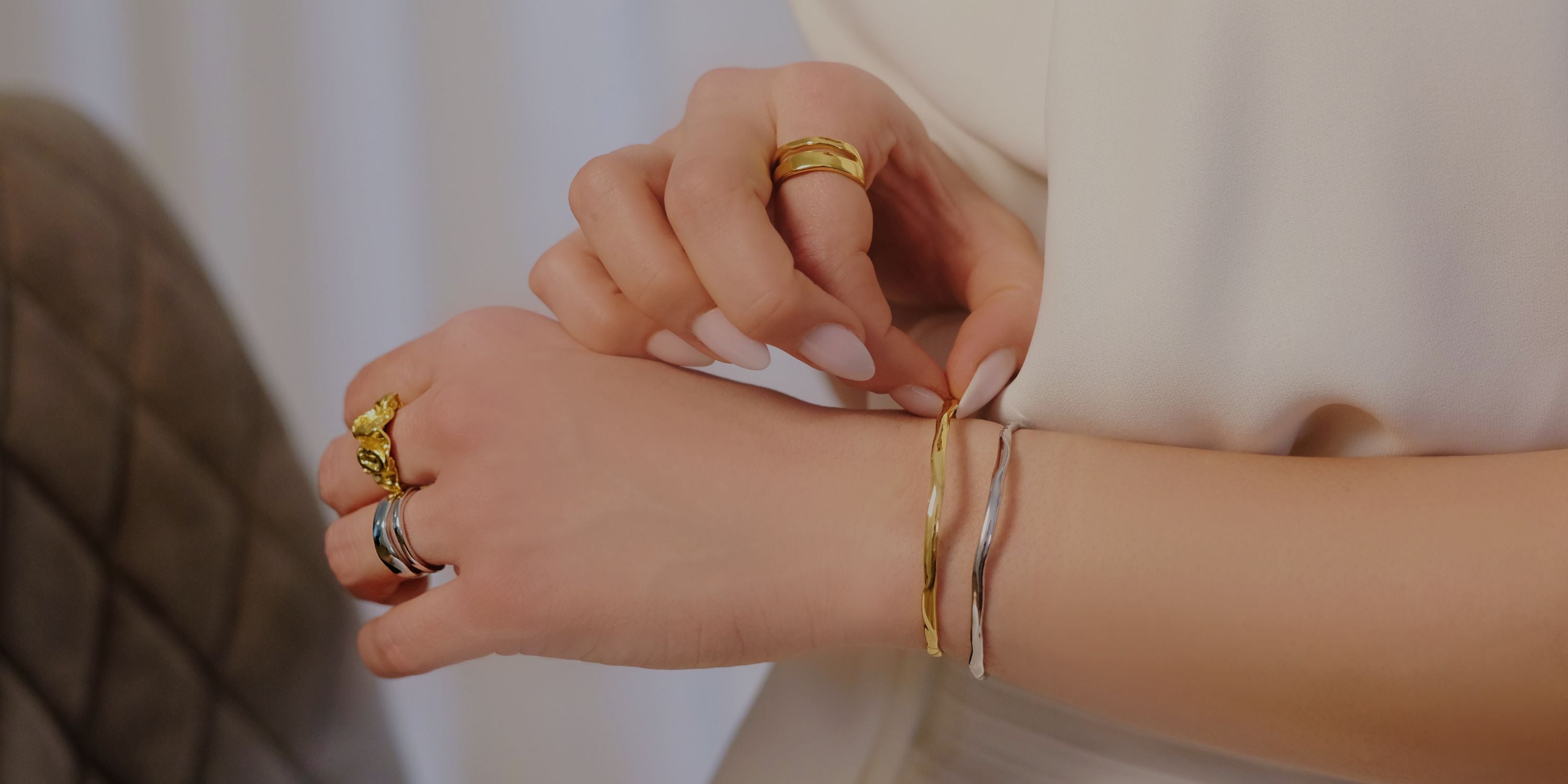 Unsere Schmuck-Sets kombinieren Halsketten, Armbänder, Ohrringe und Ringe zu perfekt abgestimmten Ensembles. Veredelt mit gebürstetem 18k Gold oder 925er Silber, sind sie die ideale Wahl für jeden Anlass.