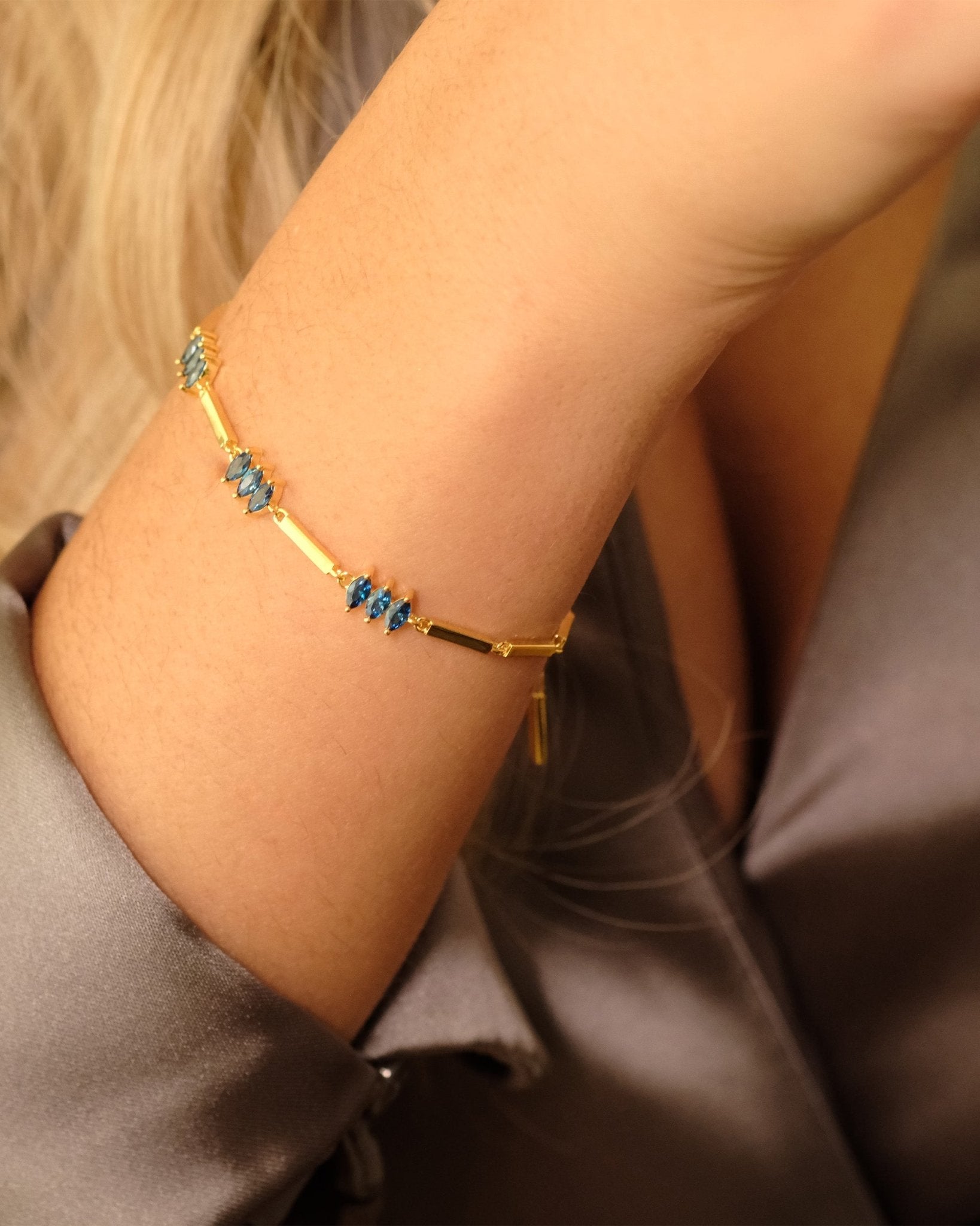 Cosytas Moira Blue Armband am Handgelenk