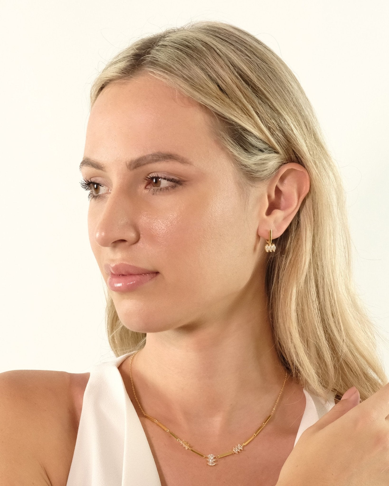 Model mit Moira White Halskette und Ohrringe