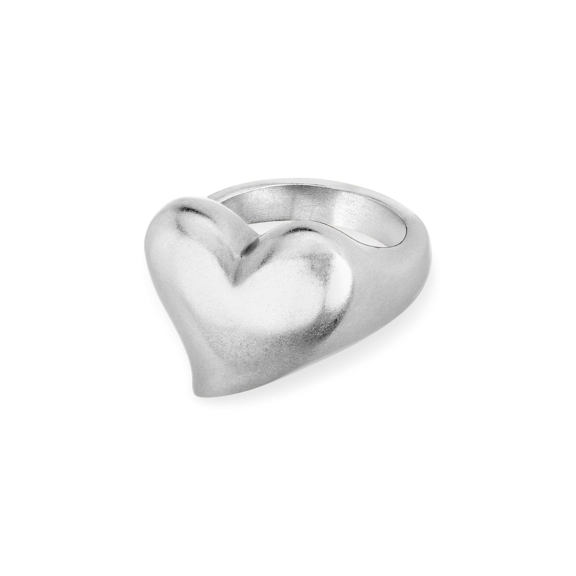 Seitenansicht des Silver Amore Rings mit offener Ringschiene zur Anpassung und einer skulpturalen Herzform, die durch die matte Oberfläche Eleganz und Individualität ausstrahlt.