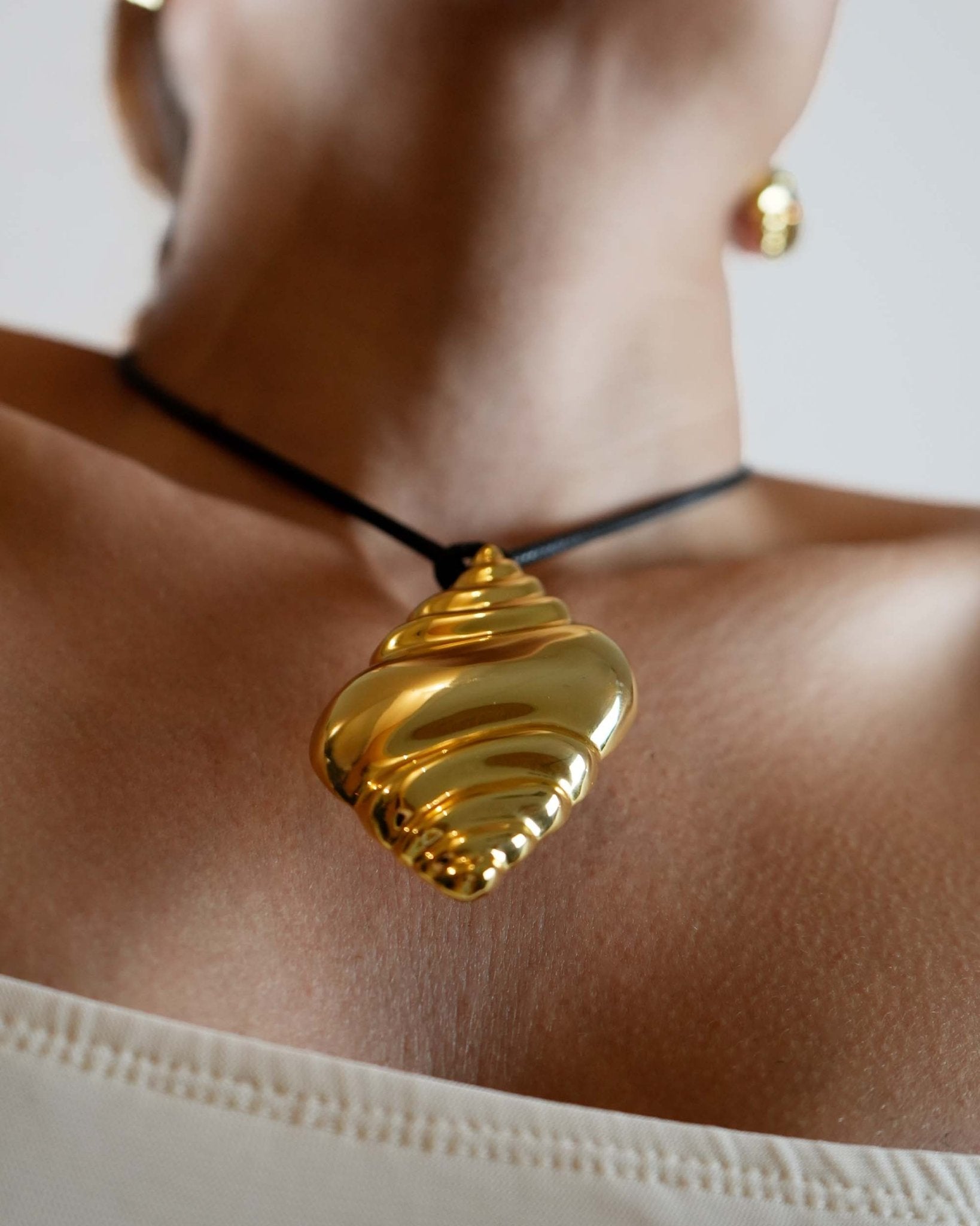 Caracola Halskette/Brosche am Model getragen – La Playa Kollektion, Cosytas