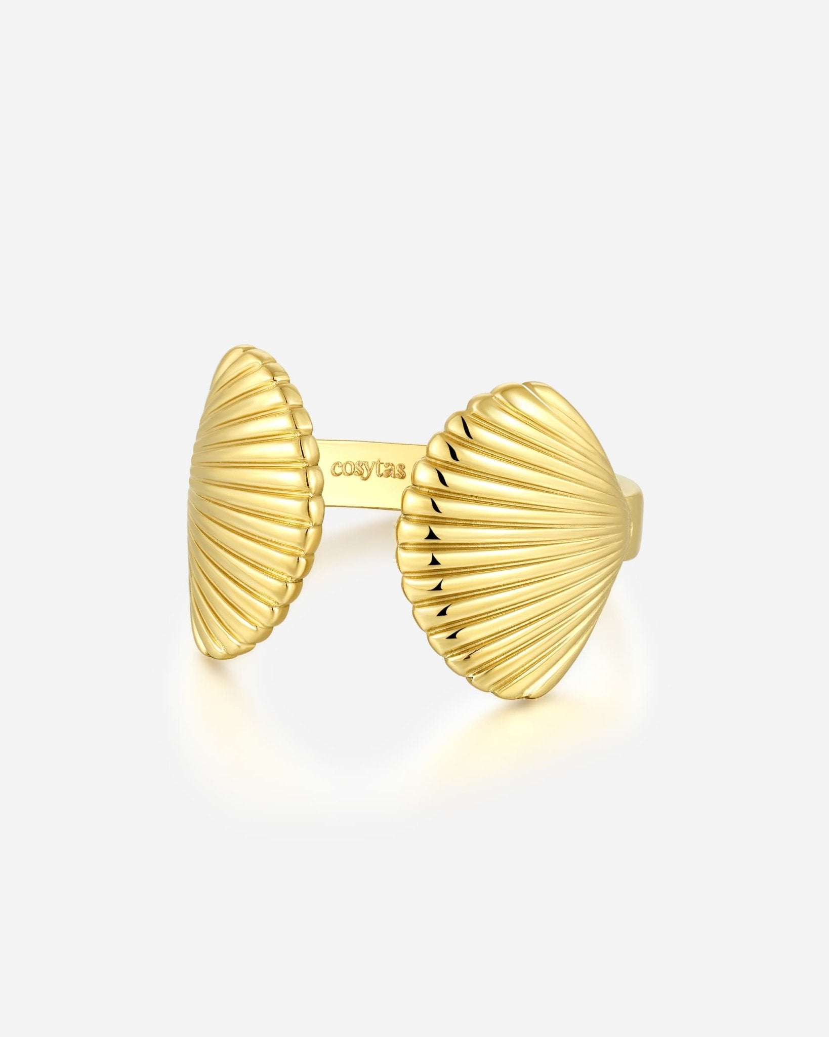 Conchitas Ring – Detailansicht Muschel-Motiv am Finger, La Playa Kollektion Cosytas