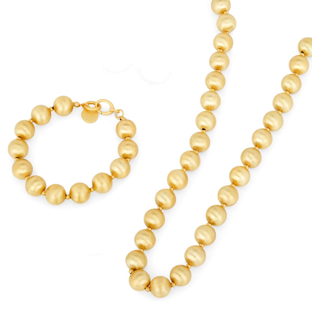 Cosytas Schmuck-Set aus Halskette und Armband mit gebürsteten 12 mm Kugelperlen, veredelt mit 18k Gold. Zeitloses Design für stilvolle Looks im Alltag und zu besonderen Anlässen.