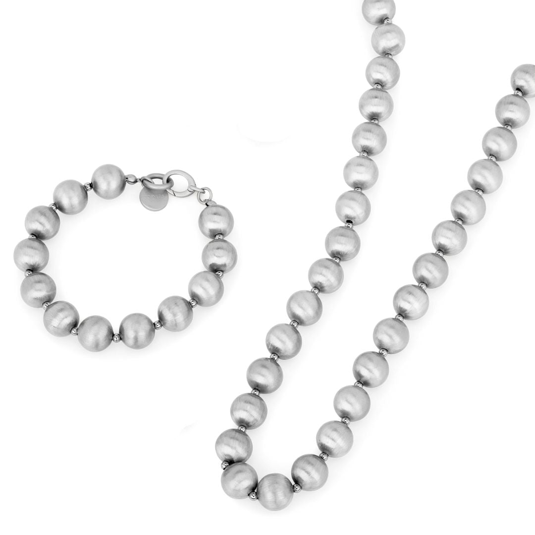 Cosytas Schmuck-Set aus Halskette und Armband mit gebürsteten 12 mm Kugelperlen, veredelt mit 925er Silber. Zeitloses Design für stilvolle Looks im Alltag und zu besonderen Anlässen.