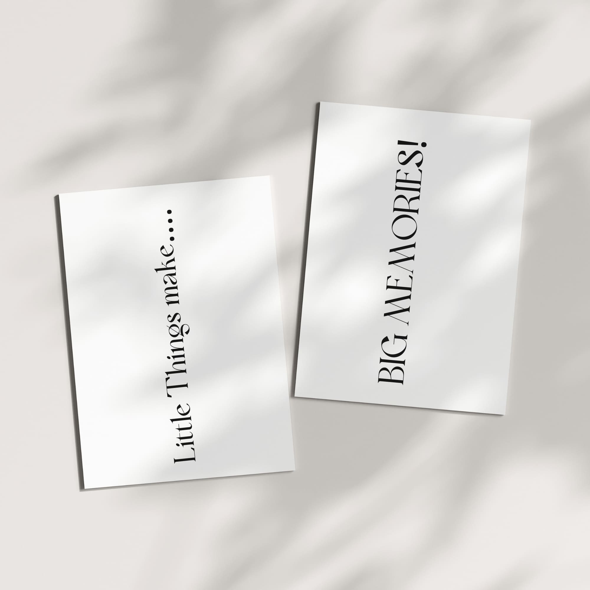 Zwei weisse Karten mit schwarzem Schriftzug auf hellem Hintergrund: ‚Little Things make… BIG MOMENTS!‘. Sonnenlichteffekte und sanfte Schatten sorgen für eine ruhige, edle Optik.