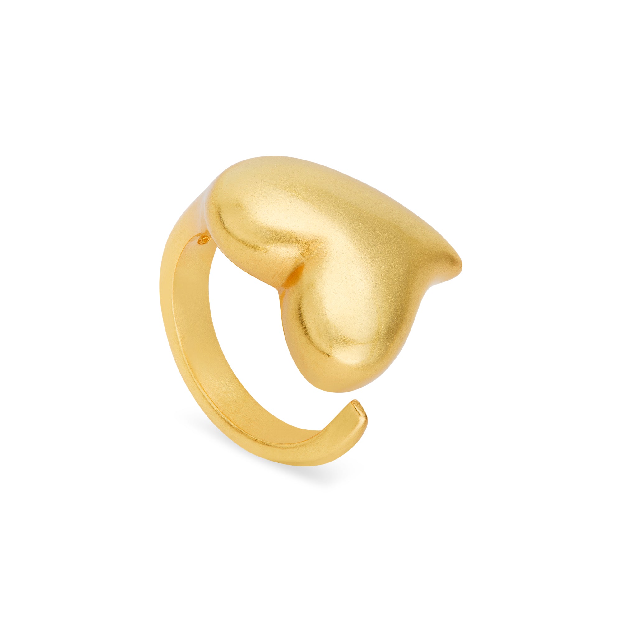 Detailansicht des Cosytas Golden Amore Rings mit seiner glatten, matten Oberfläche und der herzförmigen Silhouette. Die weichen Kurven betonen das minimalistische und dennoch romantische Design.
