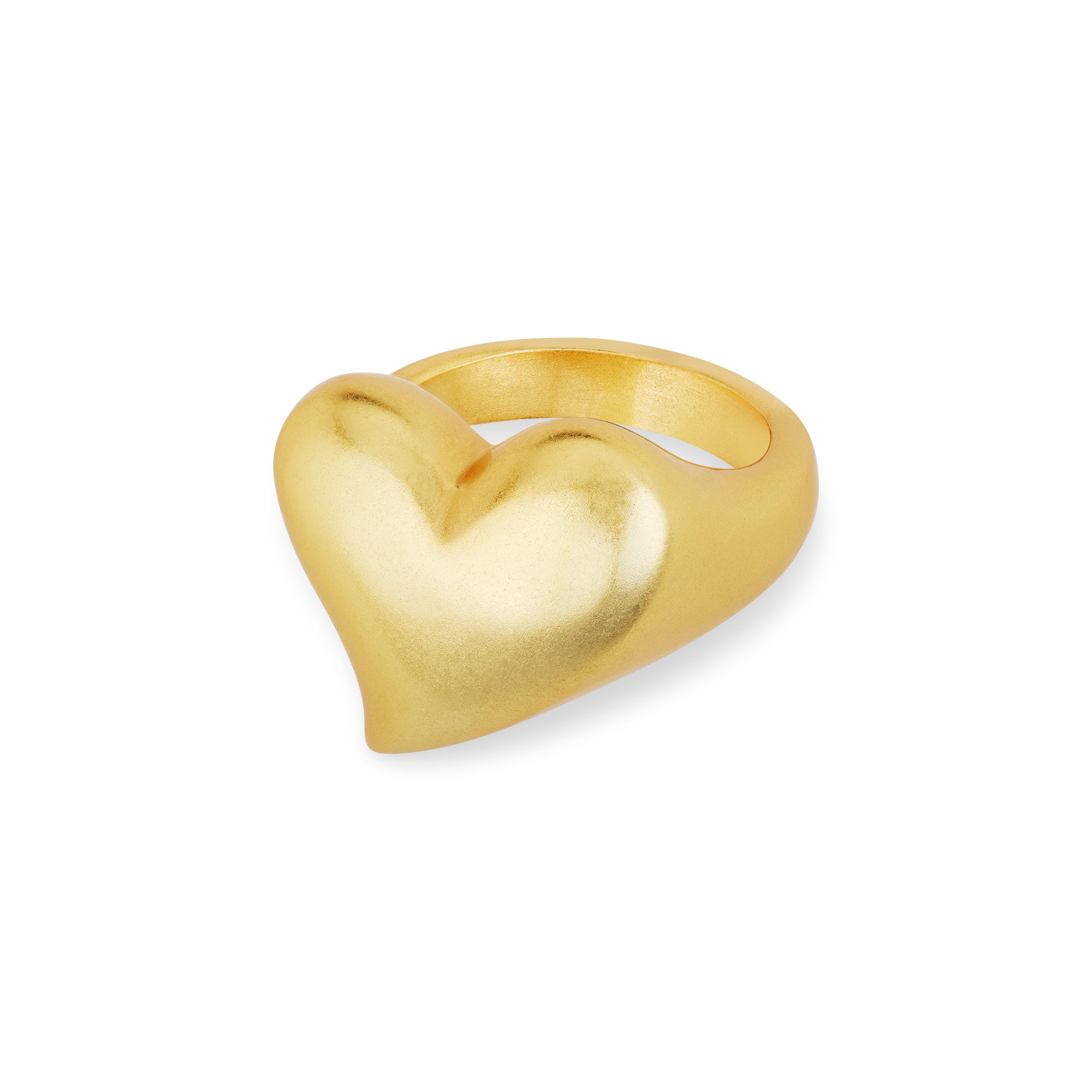 Der Golden Amore Ring in Seitenansicht zeigt sein offenes Band für individuelle Anpassung sowie das skulpturale, voluminöse Herzdesign. Dieses Detail hebt die feine Handwerkskunst und das einzigartige matte Finish hervor.