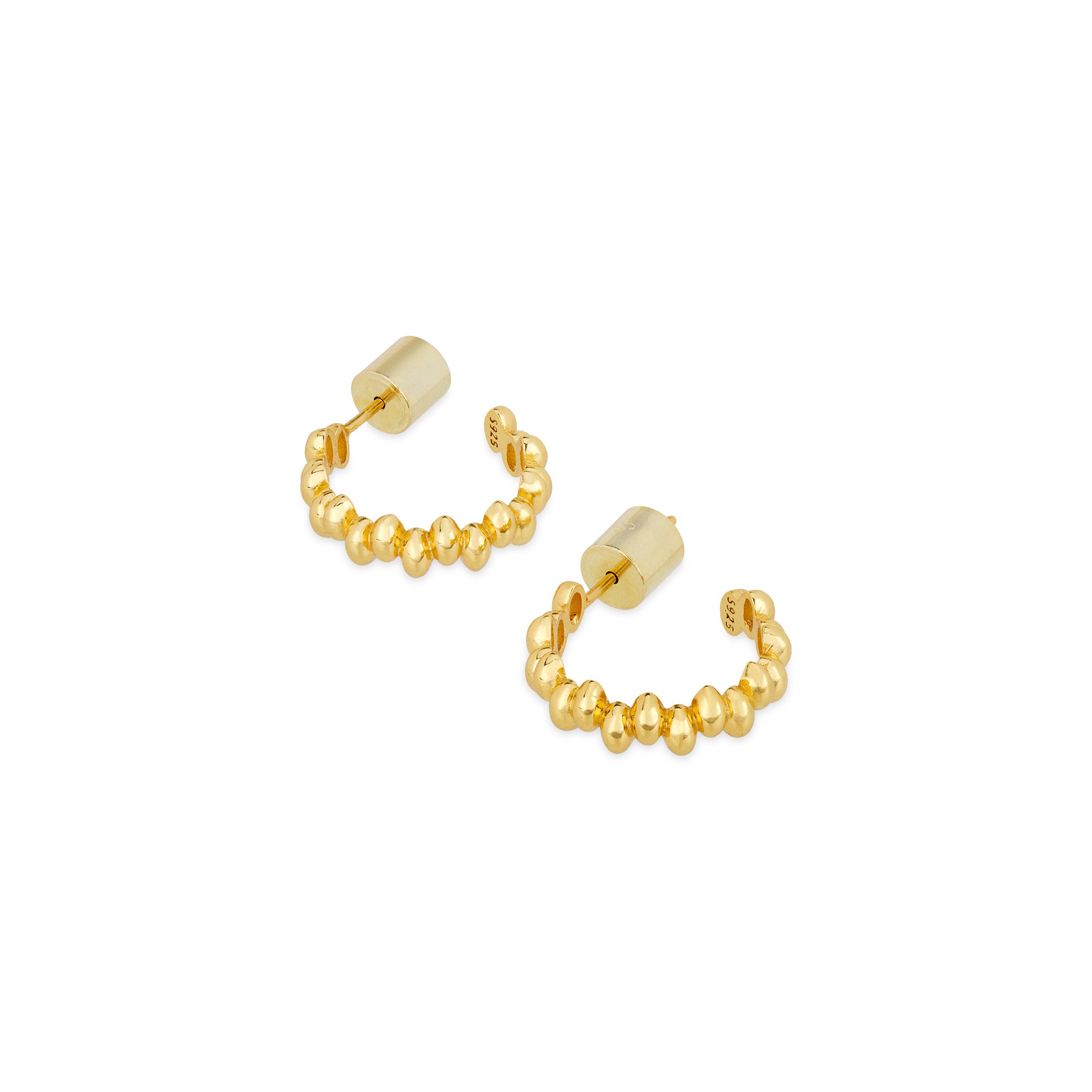 Naheaufnahme der Cosytas Golden Bead Hoops aus 925er Sterling-Silber, 18k-gold-vergoldet, mit gleichmaessigen Kugelperlen in einem kreisfoermigen Design.