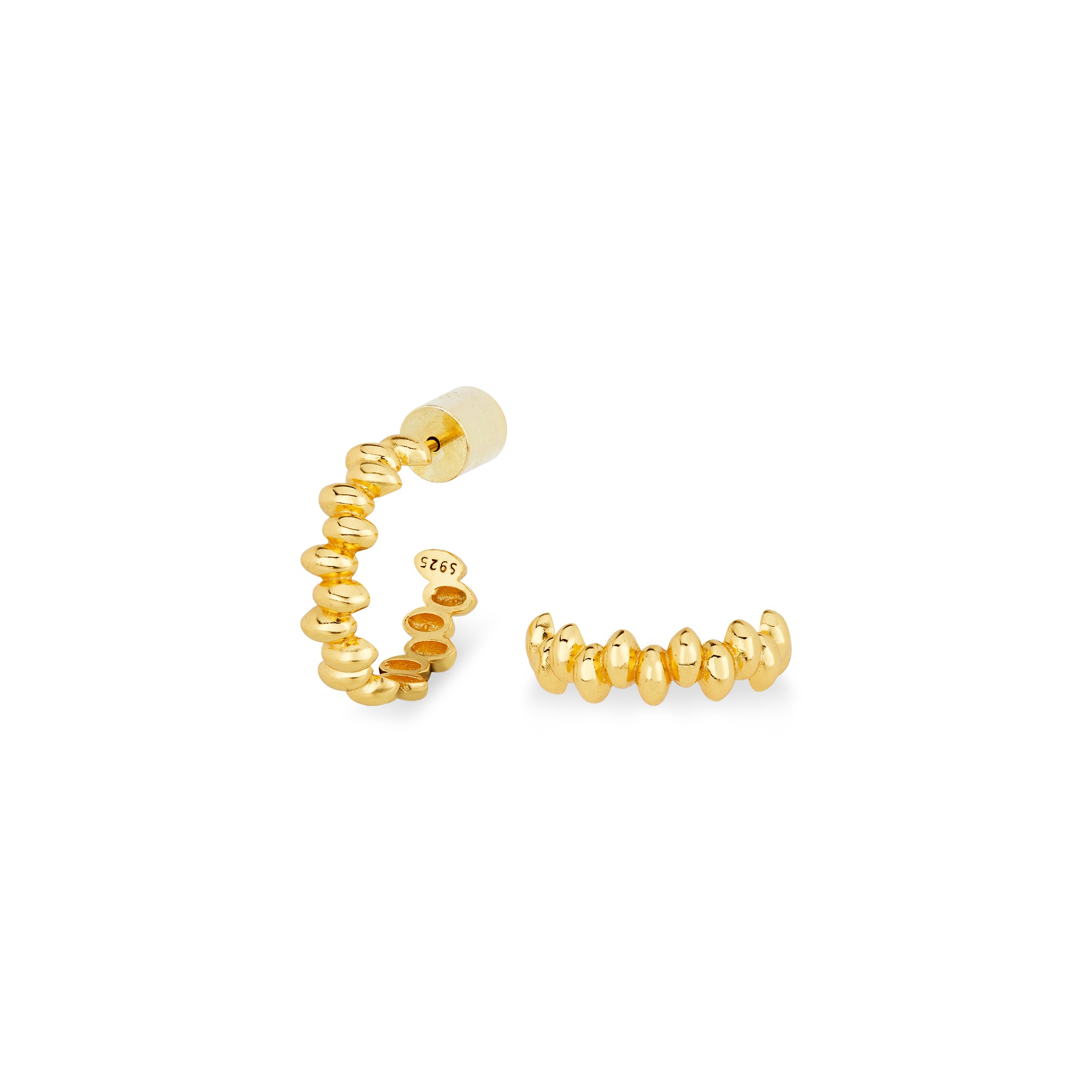 Seitenansicht der Cosytas Golden Bead Hoops aus 925er Sterling-Silber, 18k-gold-vergoldet, mit texturierten Perlen und geschwungenem Creolen-Design.