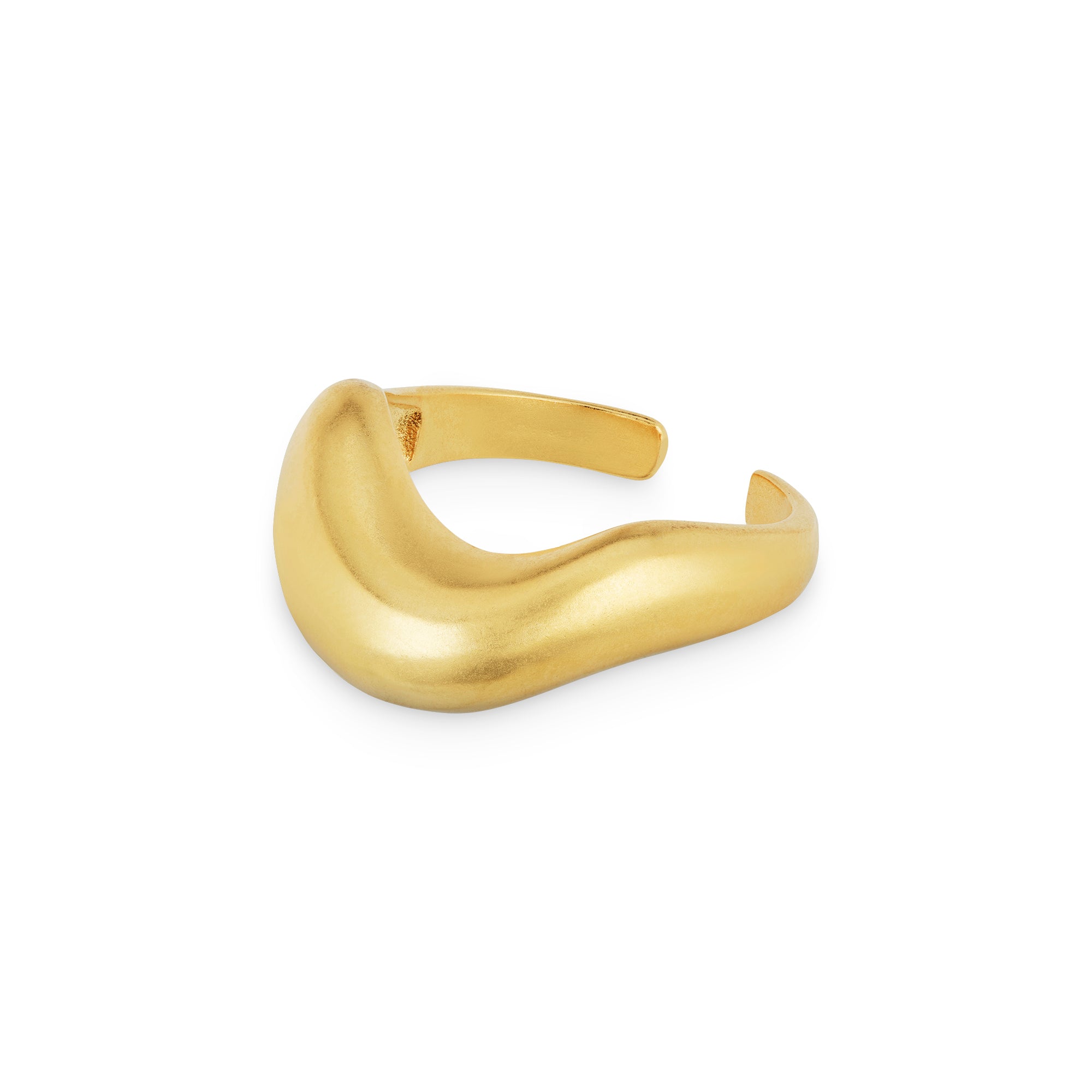 Nahaufnahme des Cosytas Golden Dune Rings in fließendem Wellendesign mit glänzender 18k-Vergoldung und offenem Schaft.
