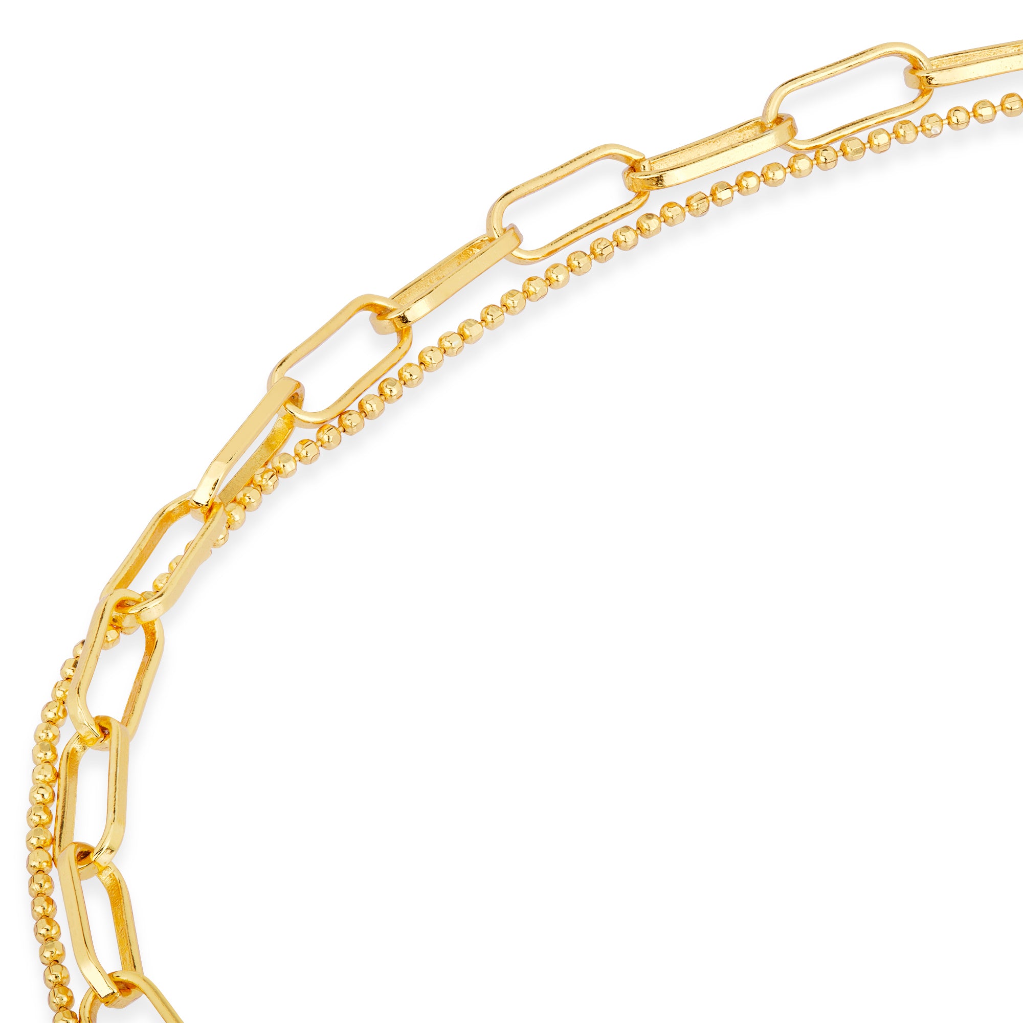 Nahaufnahme des Cosytas Golden Duo Armbands mit kontrastierenden Kettendesigns, die die feine Handwerkskunst und die luxuriöse Vergoldung betonen.
