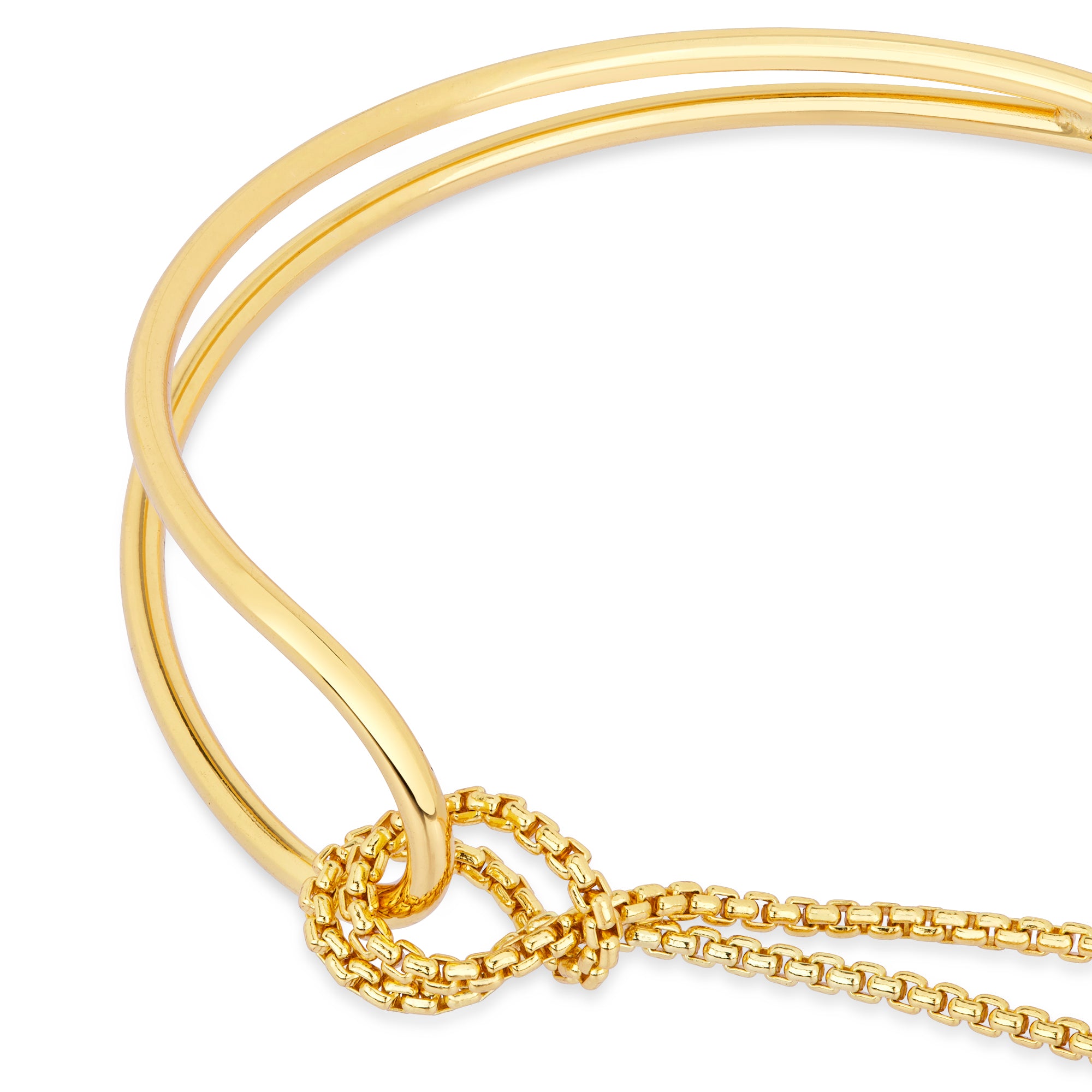 Nahaufnahme des Golden Harmony Armbands von Cosytas mit Fokus auf den eleganten Knoten und die polierten, 18k vergoldeten Bänder, vor weißem Hintergrund.