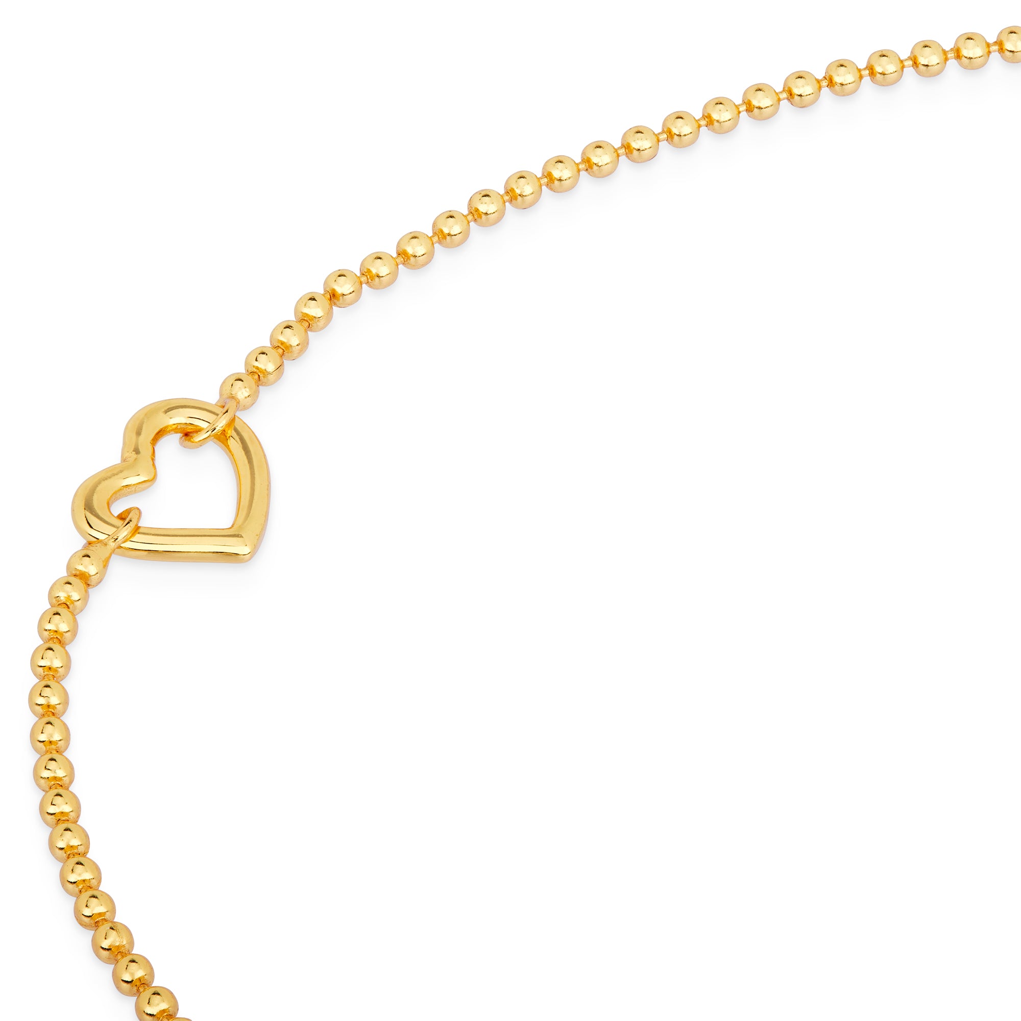  Detailansicht des Cosytas Golden Heartline Armbands mit einem herzförmigen Anhänger und einer filigranen, vergoldeten Kugelkette, die die präzise Handwerkskunst und Eleganz der Marke hervorhebt.
