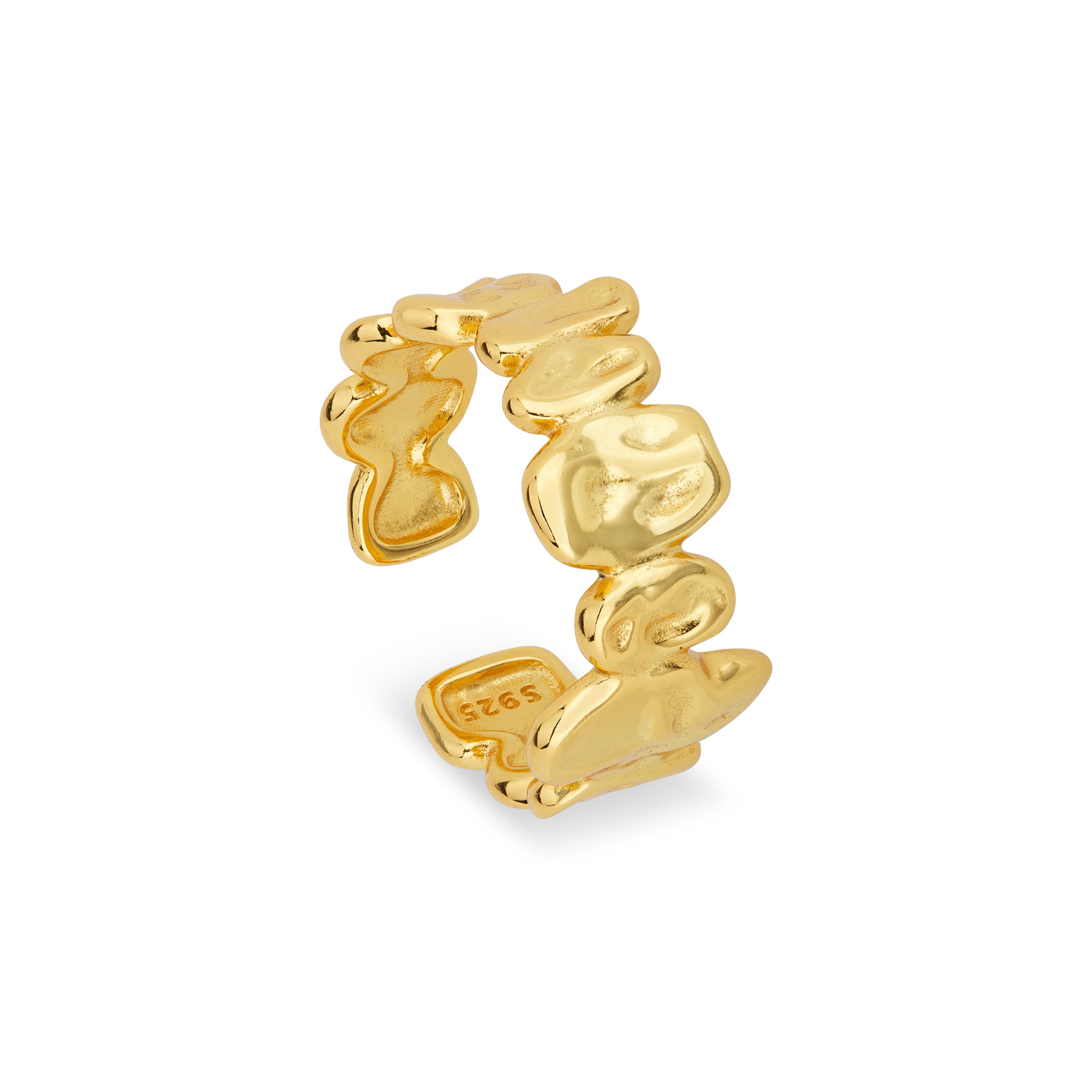 Vorderansicht des Golden Pebble Rings von Cosytas. Der Ring beeindruckt mit seinem organischen Design und texturierten, kieselsteinartigen Formen, gefertigt aus 925er Sterling Silber mit 18k Vergoldung. Perfekt, um Ihrem Stil eine künstlerische und luxuriöse Note zu verleihen.