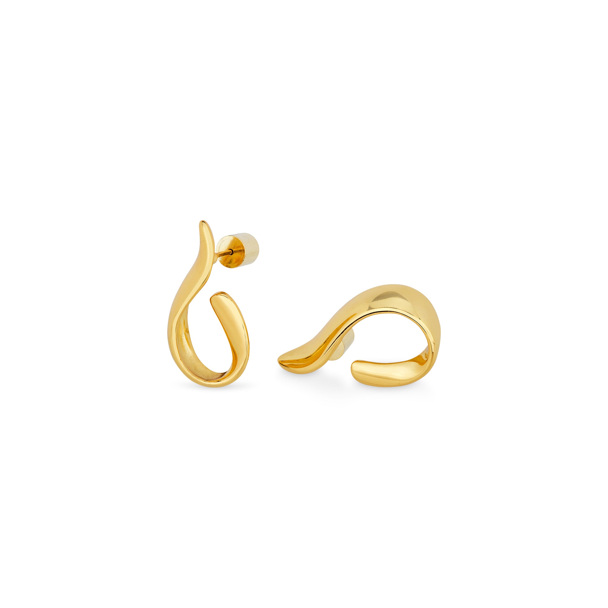 Seitenansicht der Cosytas Golden Wave Hoops aus 925er Sterling-Silber, 18k-gold-vergoldet, mit elegant geschwungenem Wellen-Design und polierter Oberflaeche.