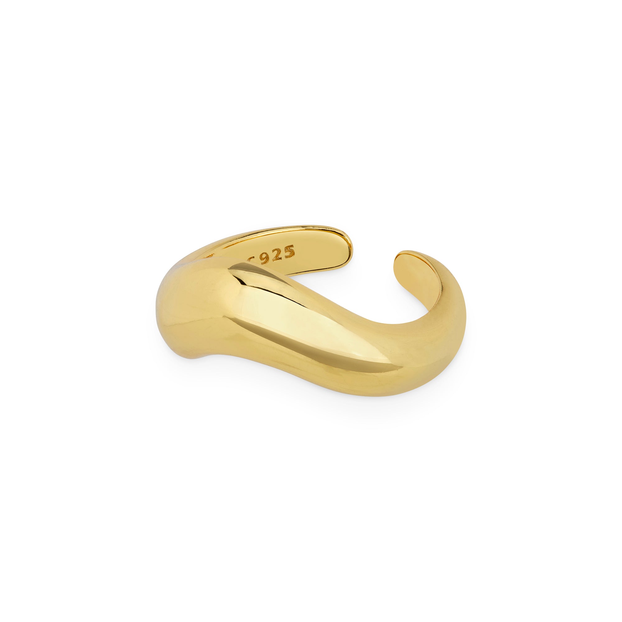 Seitenansicht des Cosytas Golden Wave Rings aus 925er Sterling-Silber, 18k-gold-vergoldet, mit fliessendem, offenem Wellen-Design und polierter Oberflaeche.