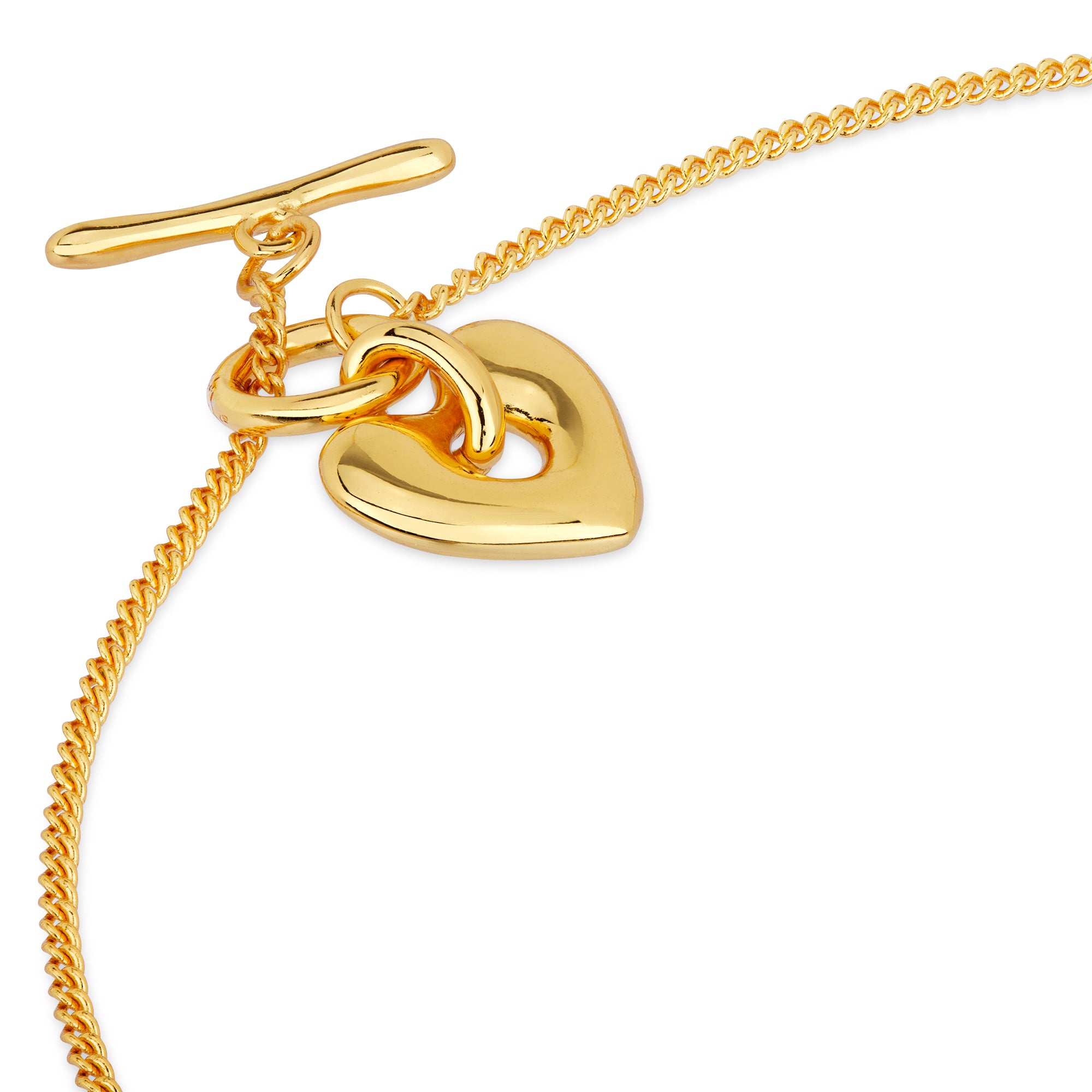 Nahaufnahme der Cosytas Heartbeat Gold Halskette mit einem polierten Herzanhänger und einem detaillierten Knebelverschluss, das die filigrane Verarbeitung und elegante Ausstrahlung betont.