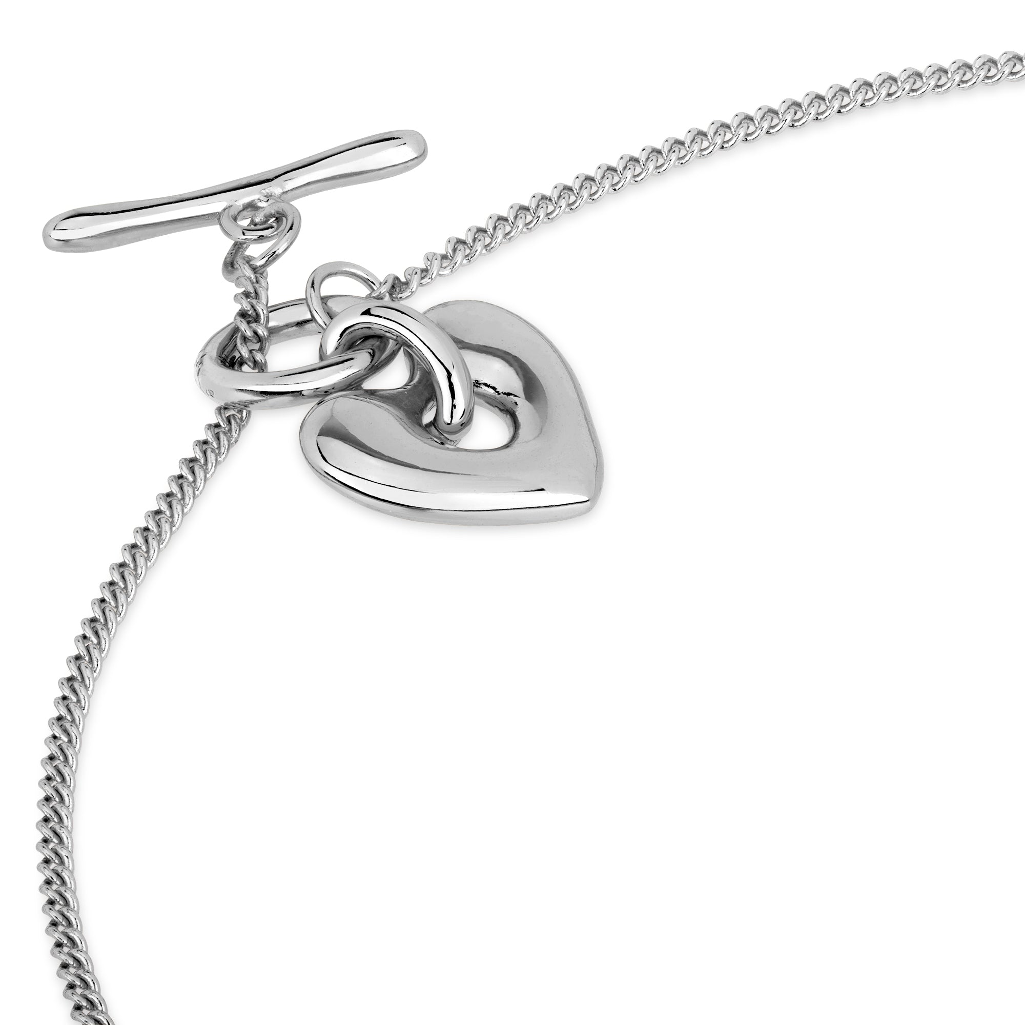 Nahaufnahme der Cosytas Heartbeat Silver Halskette mit einem polierten Herzanhänger und einem detaillierten Knebelverschluss, das die filigrane Verarbeitung und zeitlose Eleganz hervorhebt.