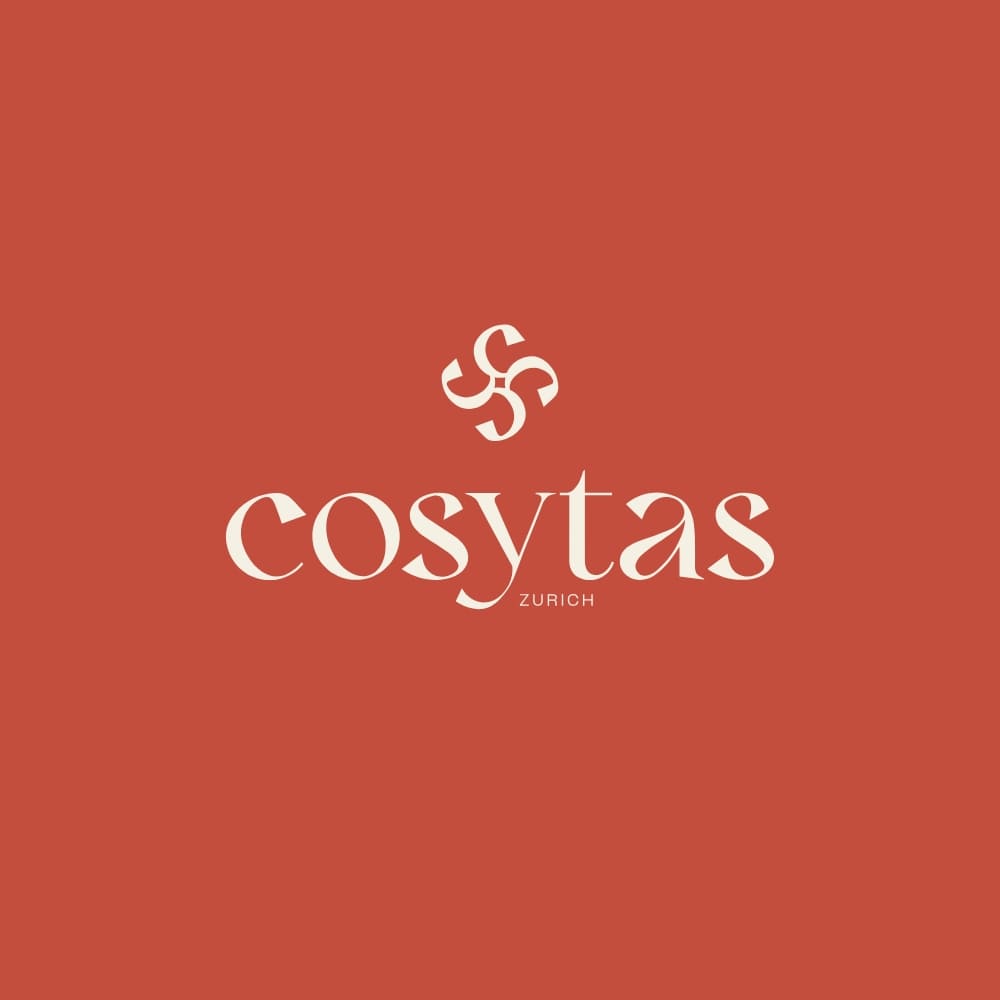 Cosytas Logo in Weiss auf einem terrakottafarbenen Hintergrund. Modernes, elegantes Design mit stilisiertem Symbol über dem Markennamen.
