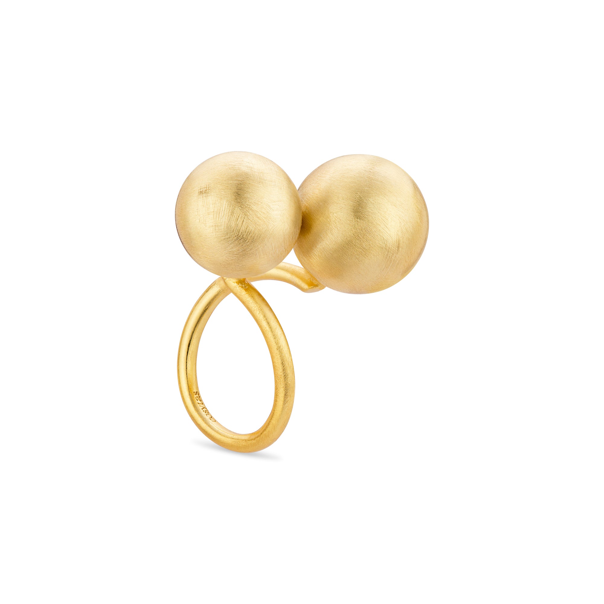 Nahaufnahme des Lumina Double Sphere Goldrings von Cosytas mit zwei gebürsteten Kugeln, gefertigt aus 925 Sterling Silber mit 18k Goldplattierung, vor weißem Hintergrund.