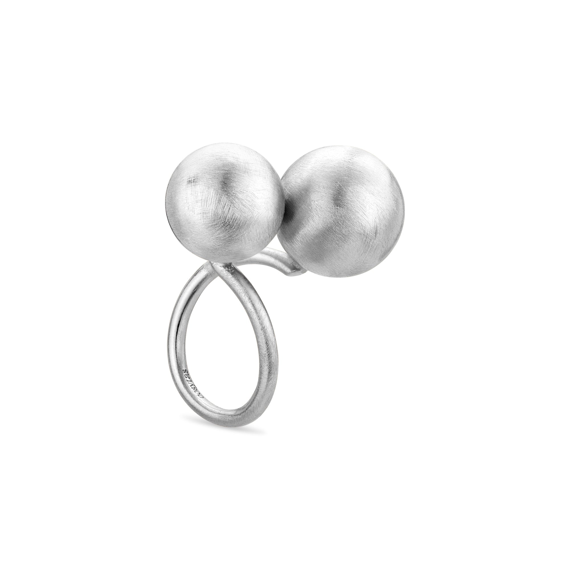 Nahaufnahme des Lumina Double Sphere Silberrings von Cosytas mit zwei gebürsteten Kugeln und modernem Design auf weißem Hintergrund.