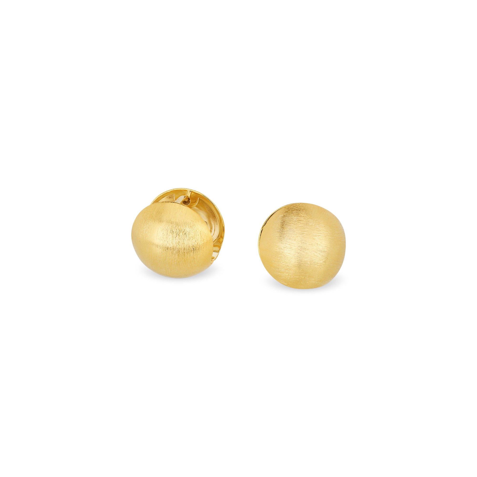 Die Lumina Gold Sphere Stecker von Cosytas, ein Paar goldener Ohrstecker mit gebürsteter Kugeloberfläche und 18k Goldplattierung, stilvoll vor weißem Hintergrund präsentiert.