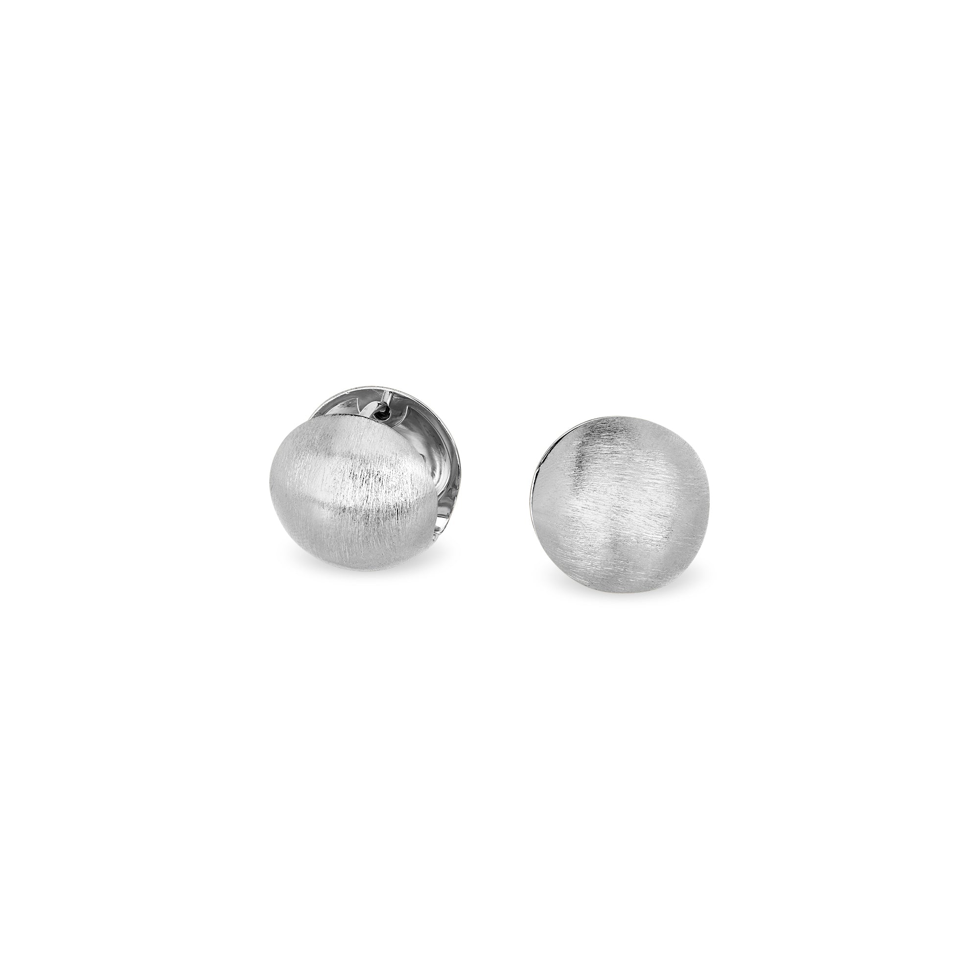 Die Lumina Silver Sphere Stecker von Cosytas, ein Paar silberner Ohrstecker mit gebürsteter Kugeloberfläche, elegant präsentiert vor weißem Hintergrund.
