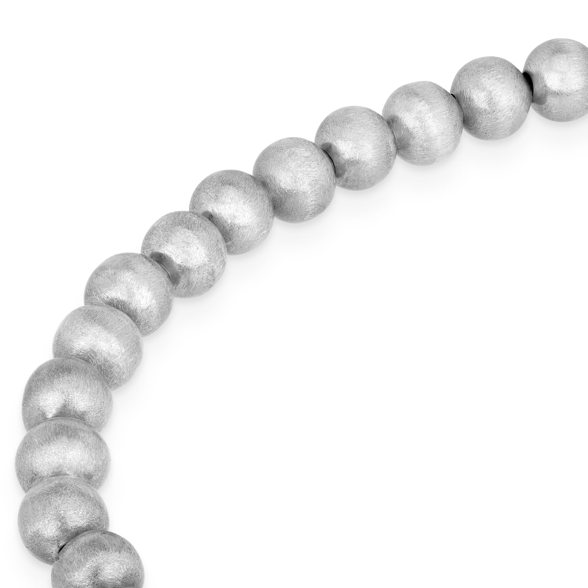 Detailansicht des Cosytas Lumina Slim Silver Sphere Armbands mit satinierten Silberkugeln, die eine dezente und edle Ästhetik betonen.