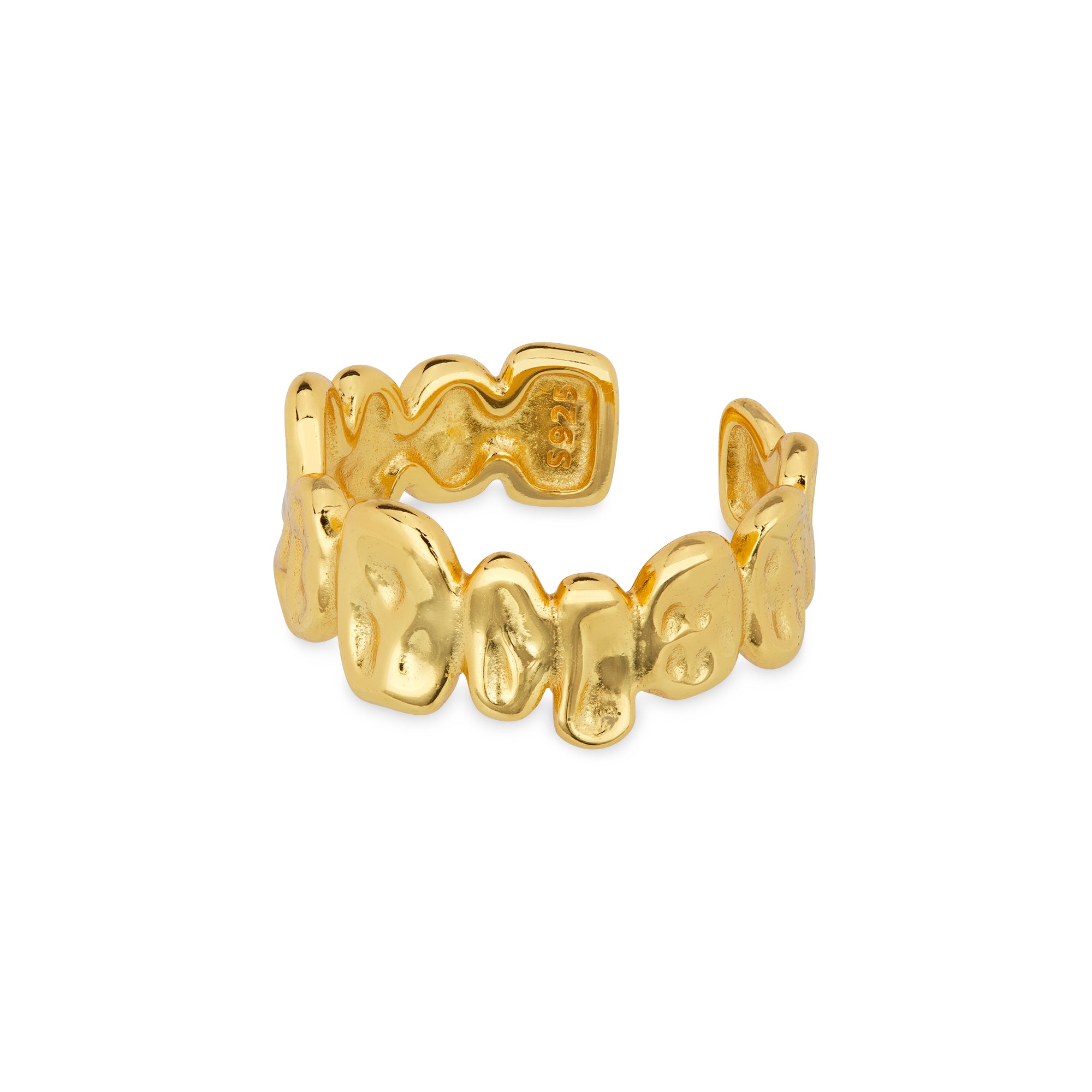 Seitenansicht des Cosytas Pebble Gold Rings mit organischen Formen und glänzender 18k Goldplattierung, ideal für einen modernen Look.